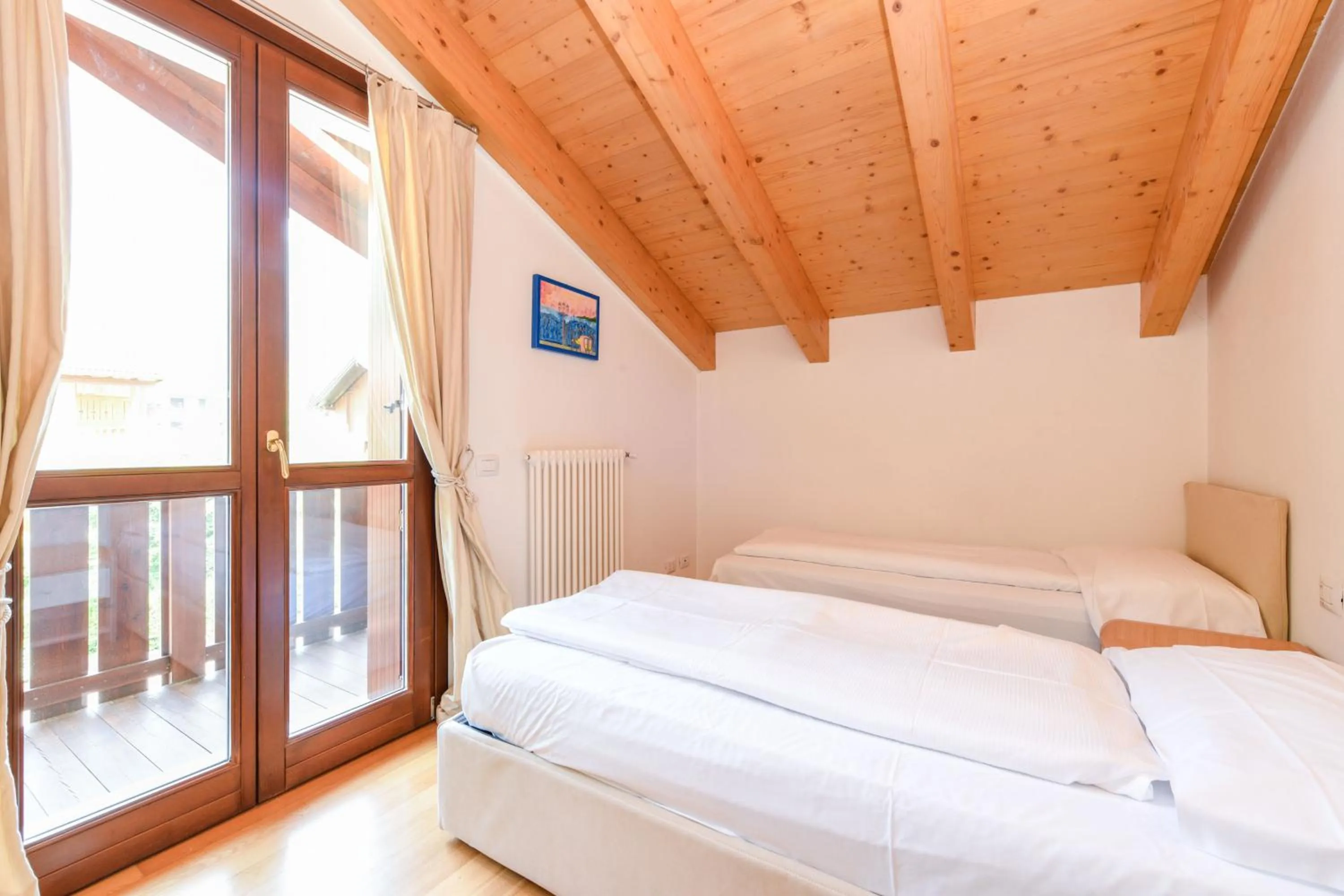 Photo of the whole room, Bed in Residence Rta La Rosa delle Dolomiti