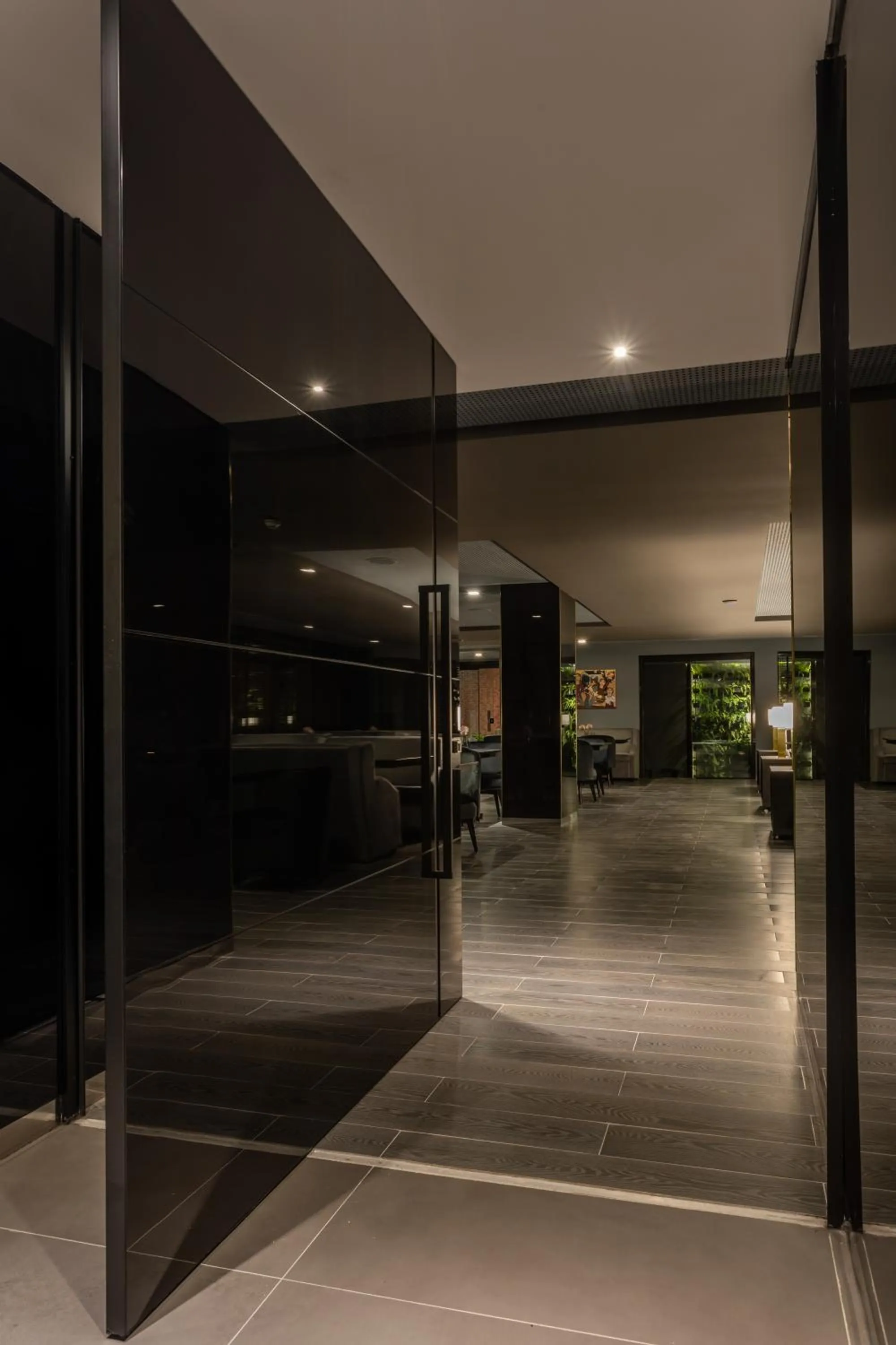 Restaurant/places to eat in LS Hotel