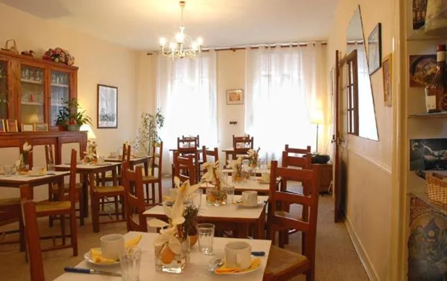 Restaurant/places to eat in Hotel Henri IV