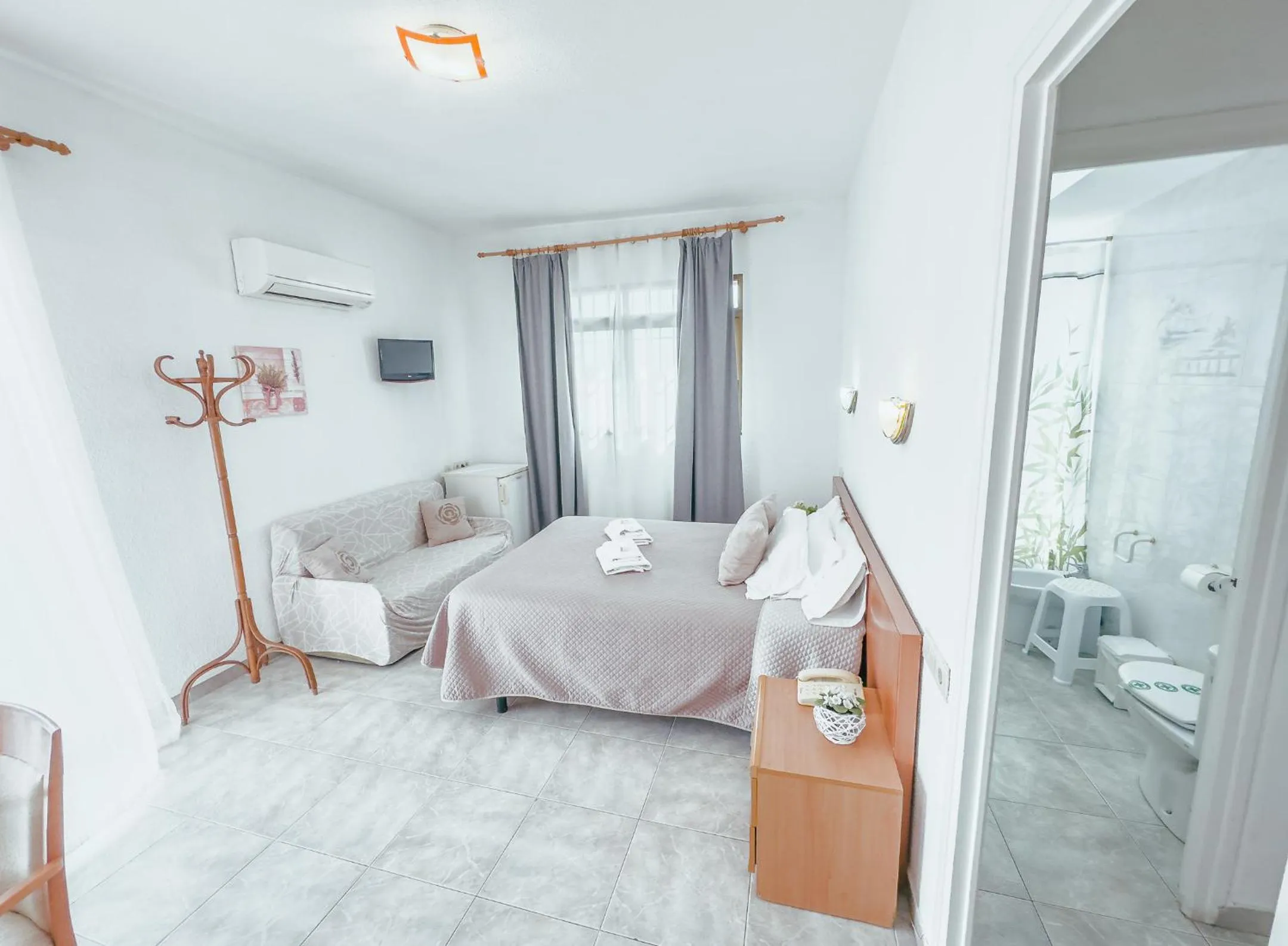 Bedroom, Bed in Hotel Duc de Vendôme