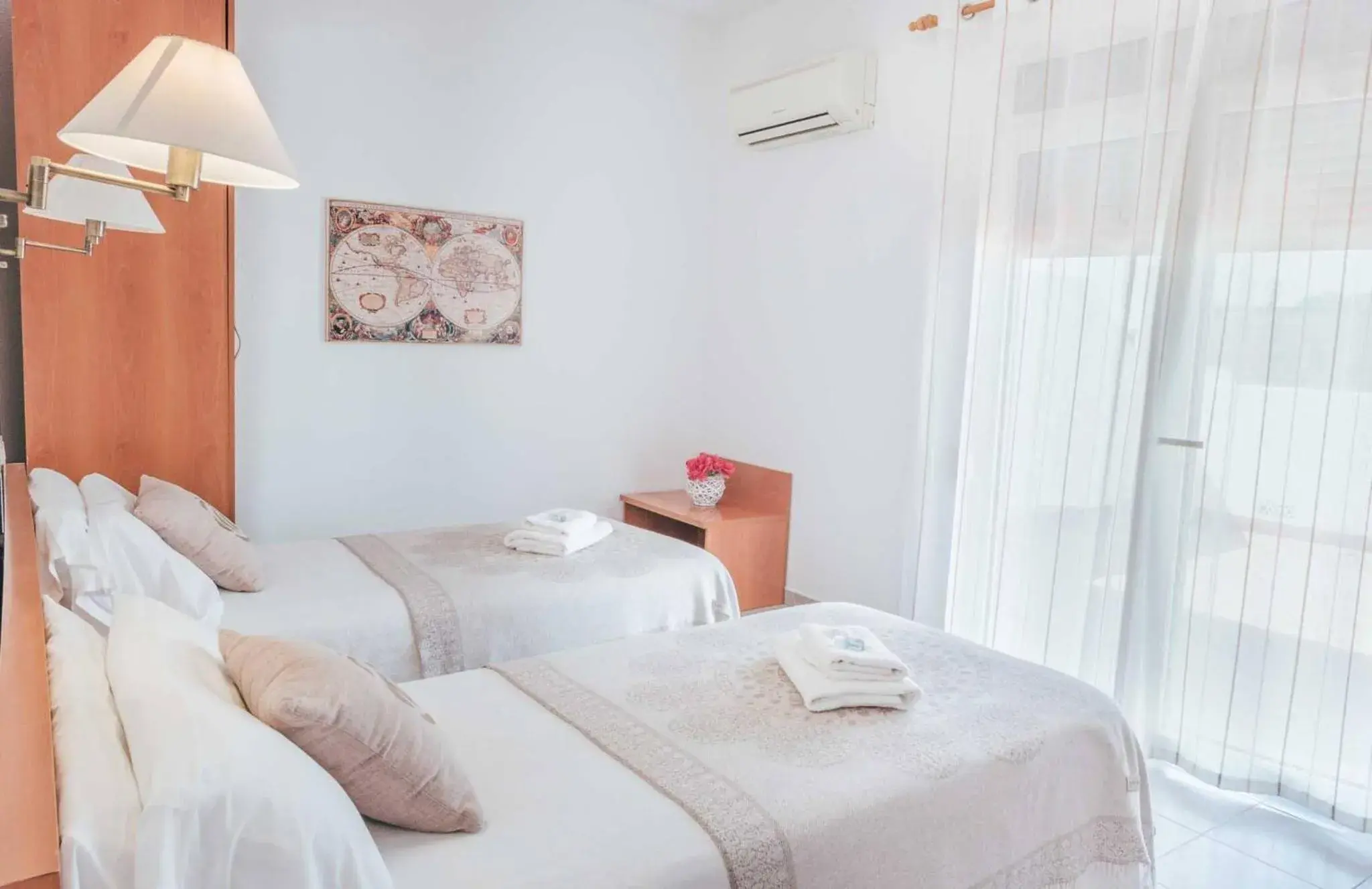 Standard Twin Room in Hotel Duc de Vendôme Standard Twin Room in Hotel Duc de Vendôme