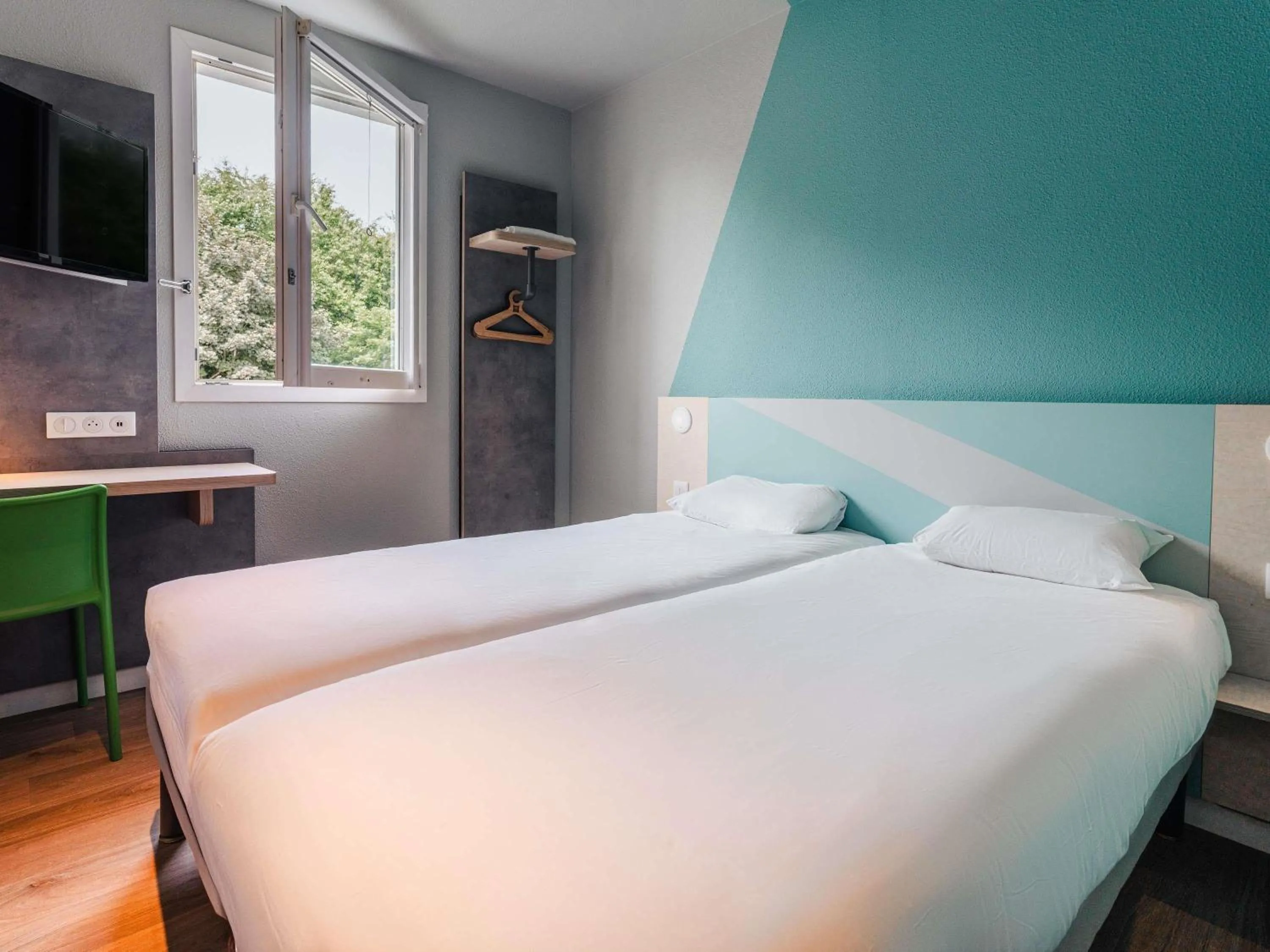 Bedroom, Bed in ibis budget Rennes Route de Saint Malo