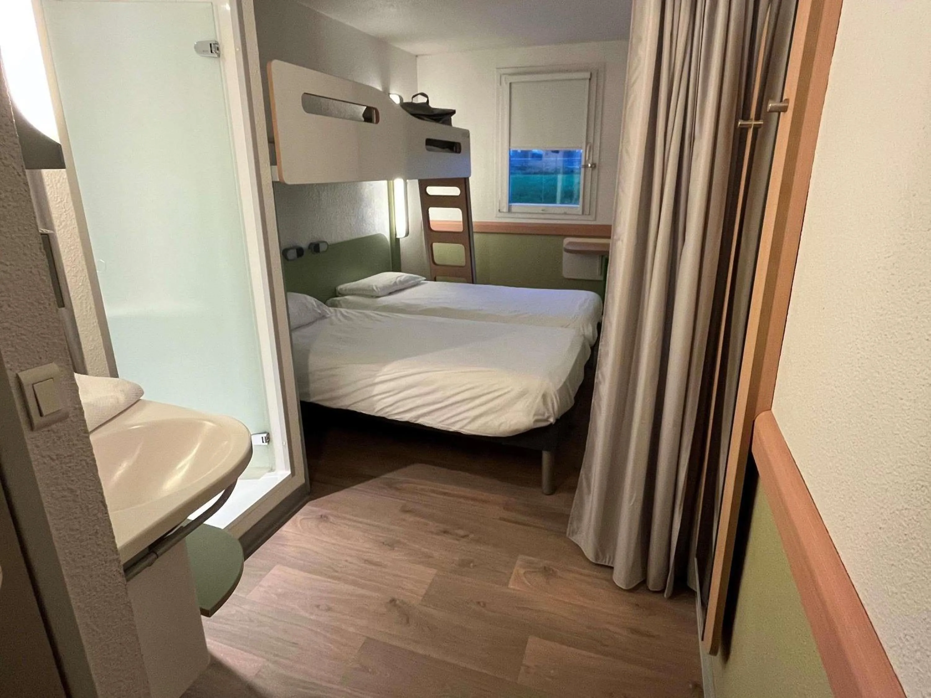 Bedroom, Bed in ibis budget Rennes Route de Saint Malo