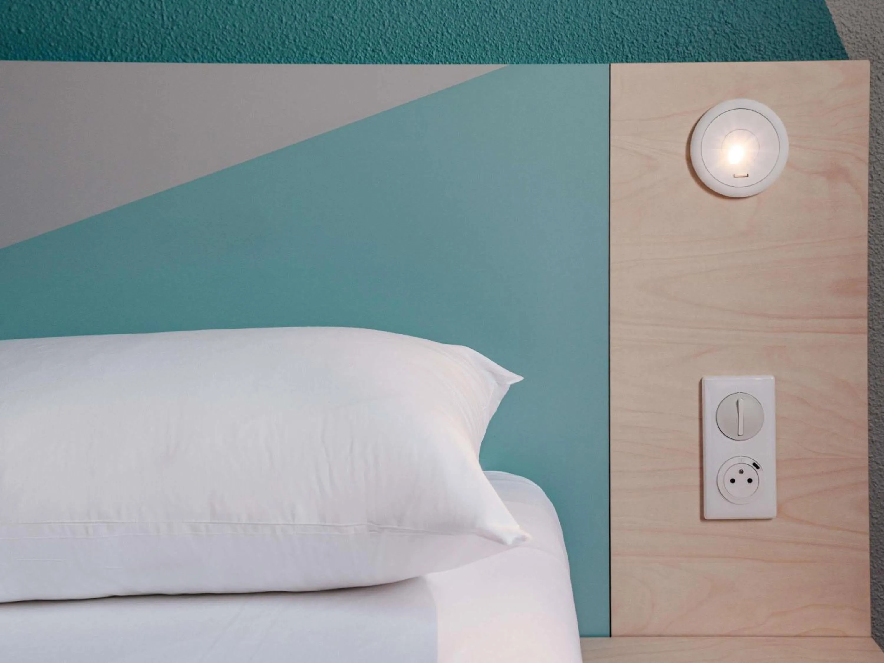 Bedroom, Bed in ibis budget Rennes Route de Saint Malo