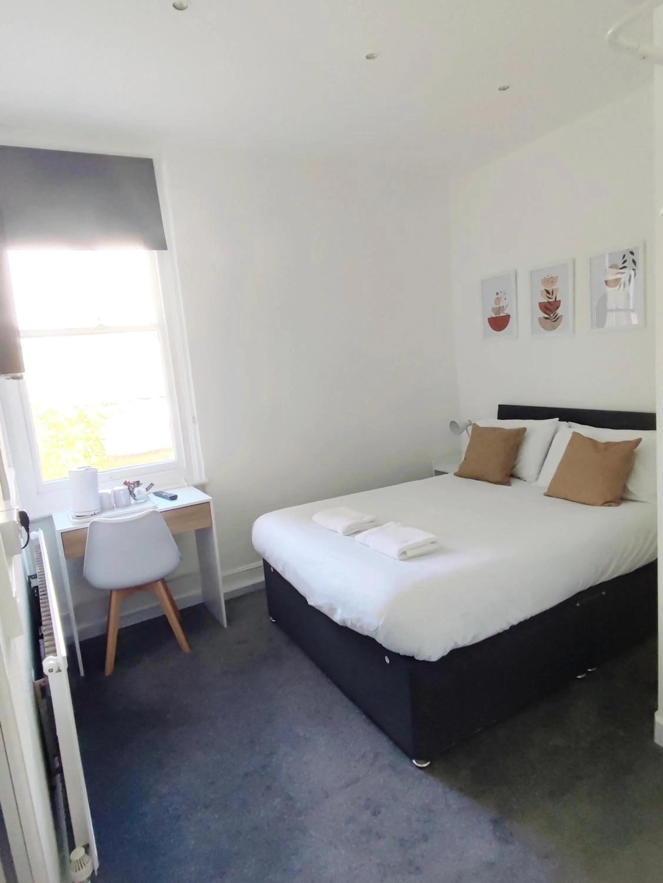 Photo of the whole room, Bed in Central Wave