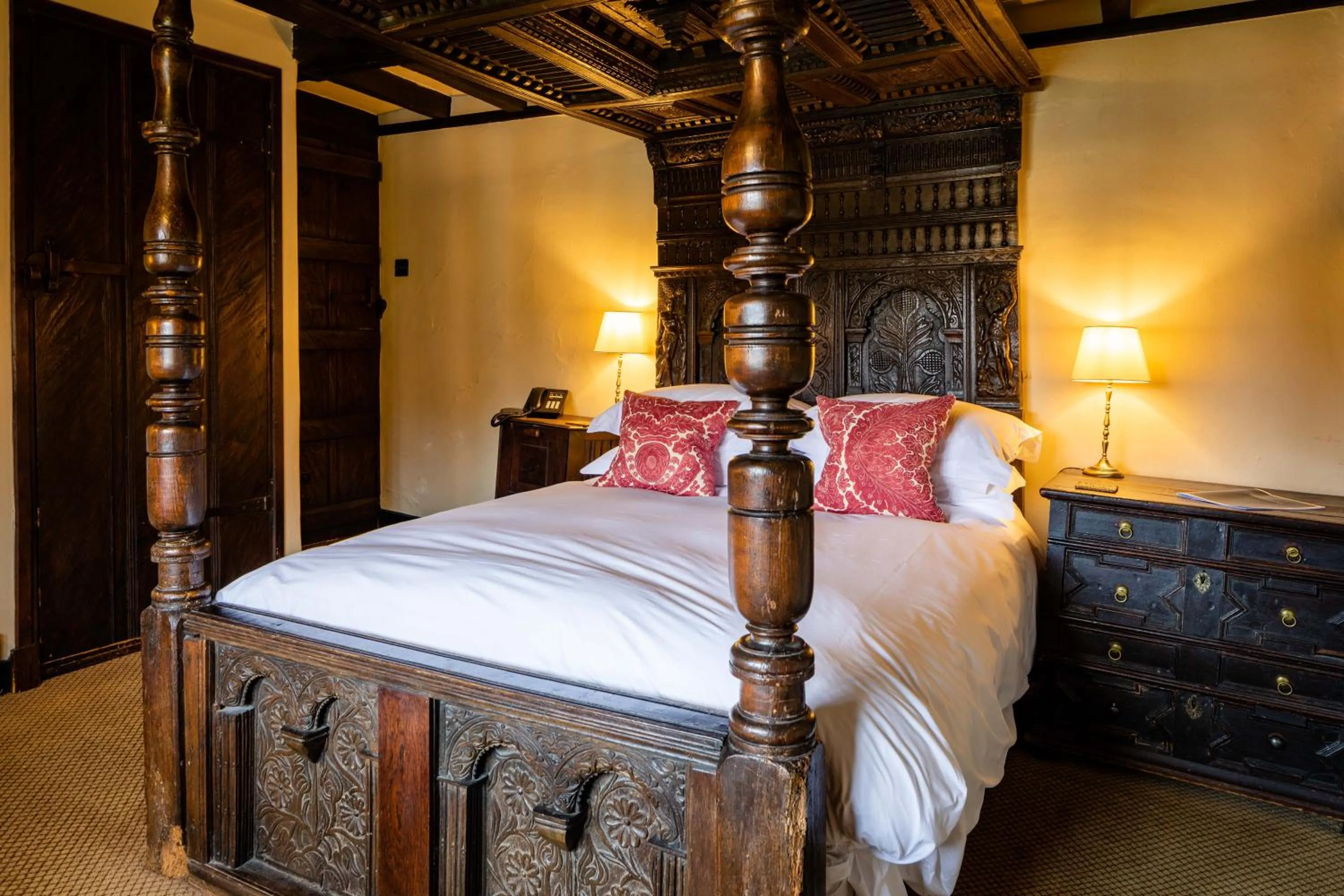 furniture, Bed in The Crown Inn