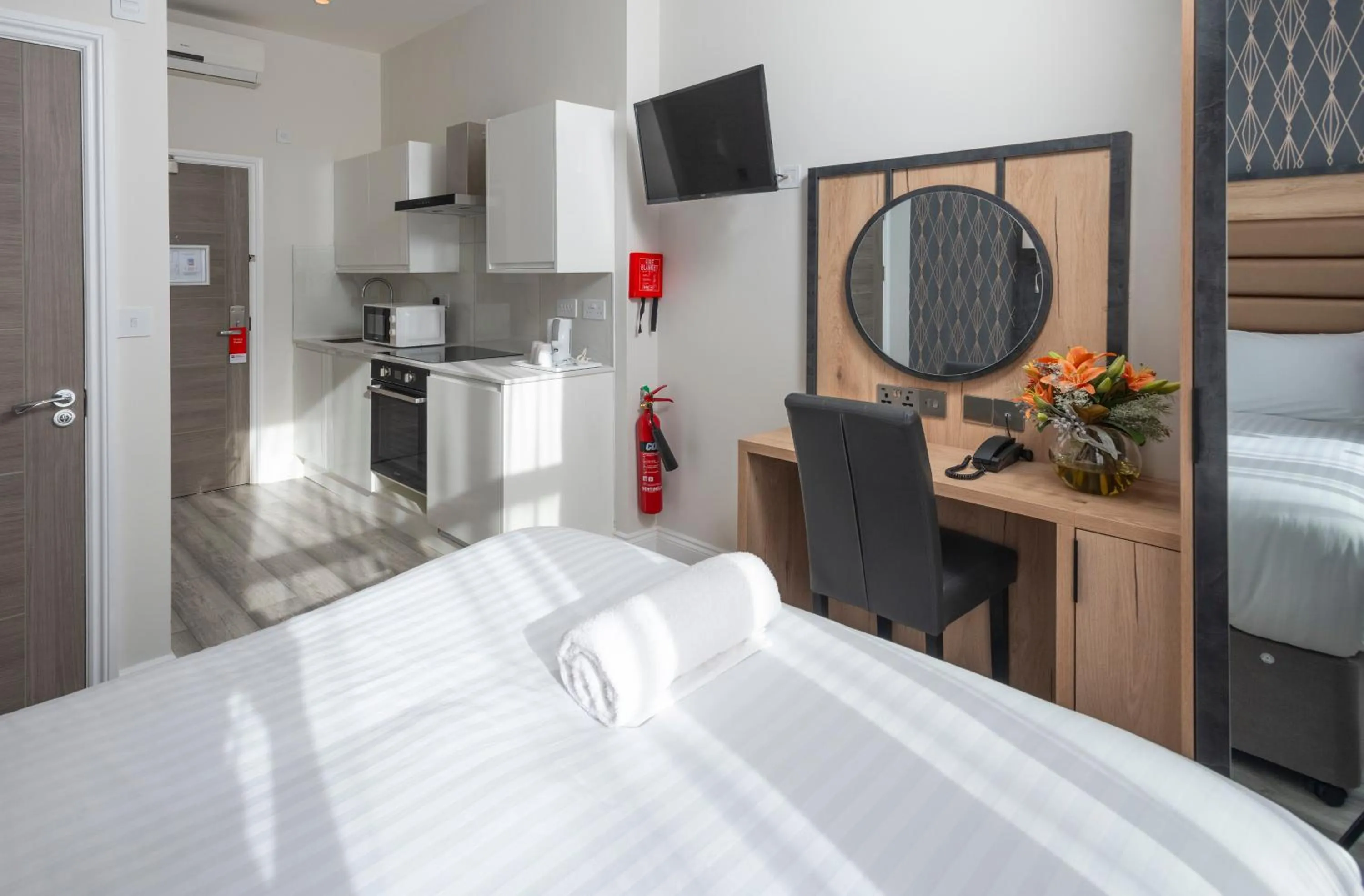 Kitchen or kitchenette, Bed in Best Western Chiswick Palace & Suites London