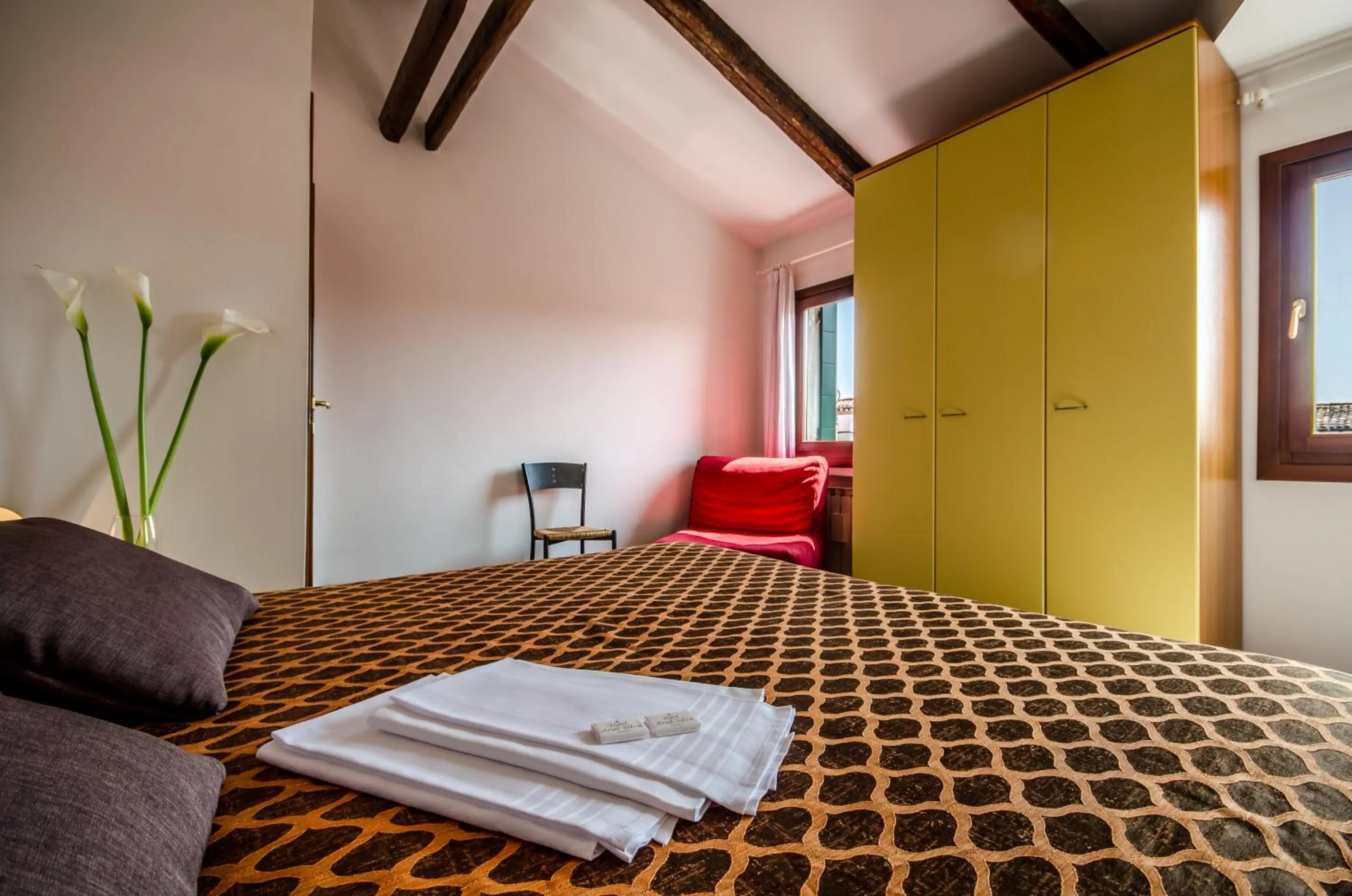 Bedroom, Bed in Venice Apartments