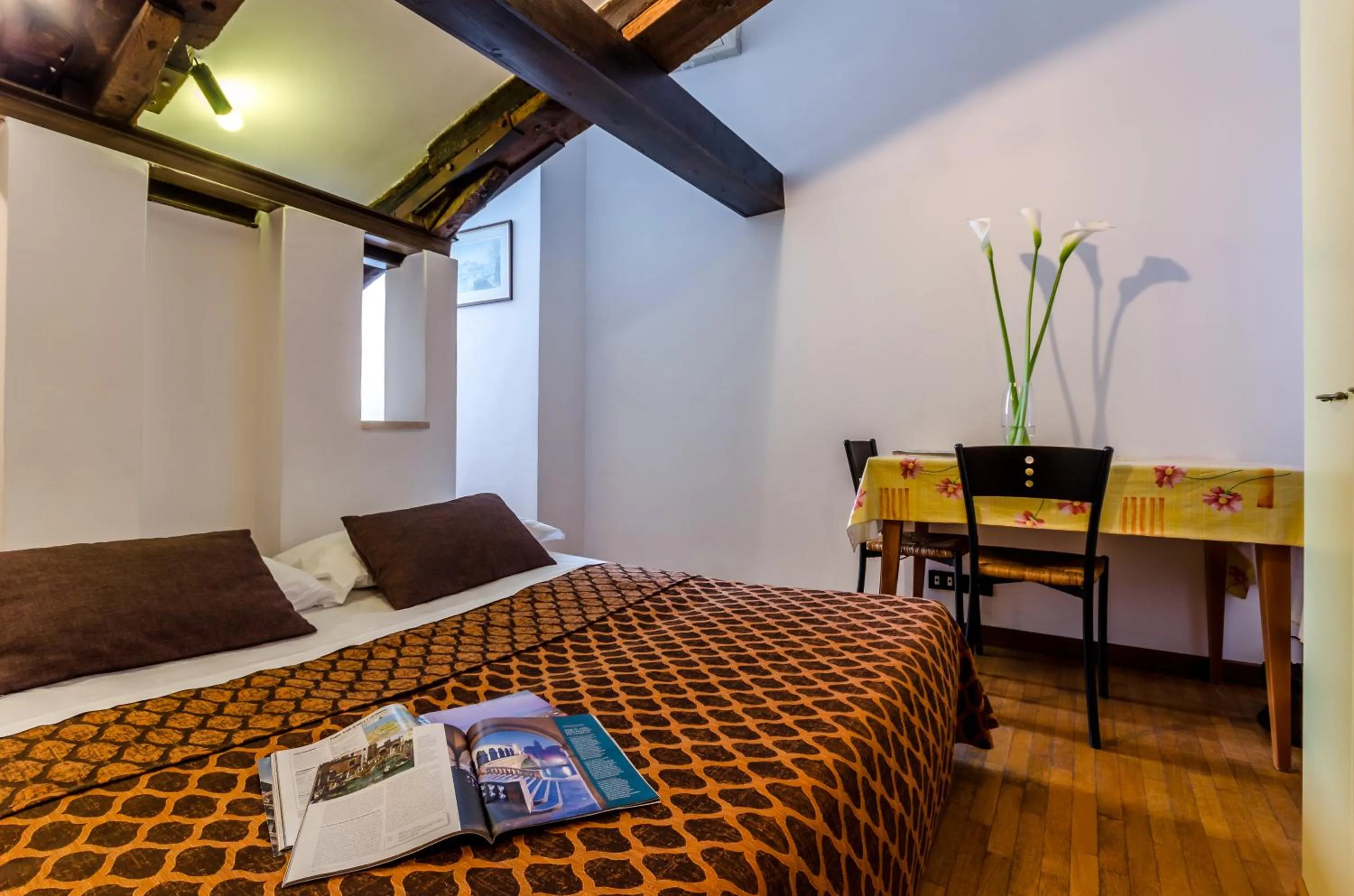 Dining area, Bed in Venice Apartments