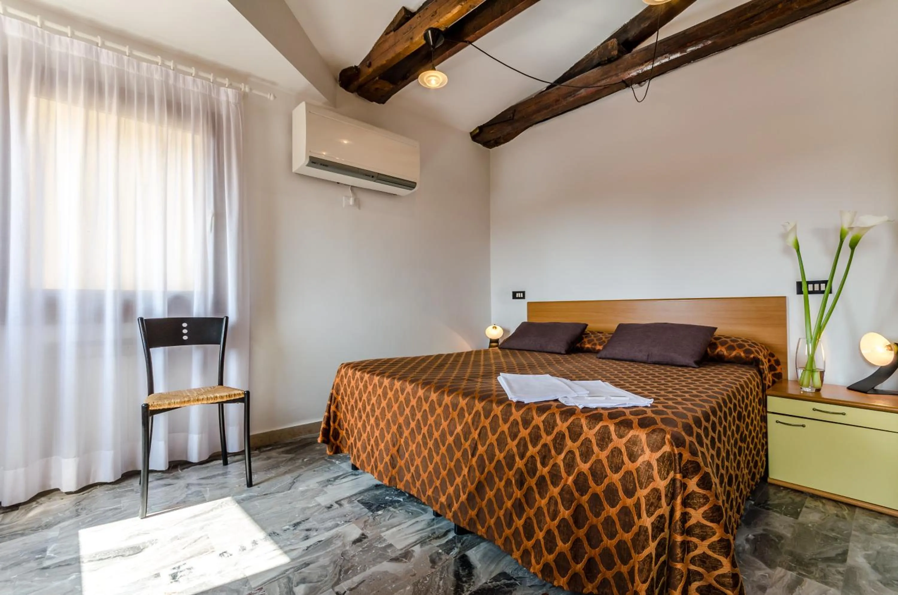 Bedroom, Bed in Venice Apartments