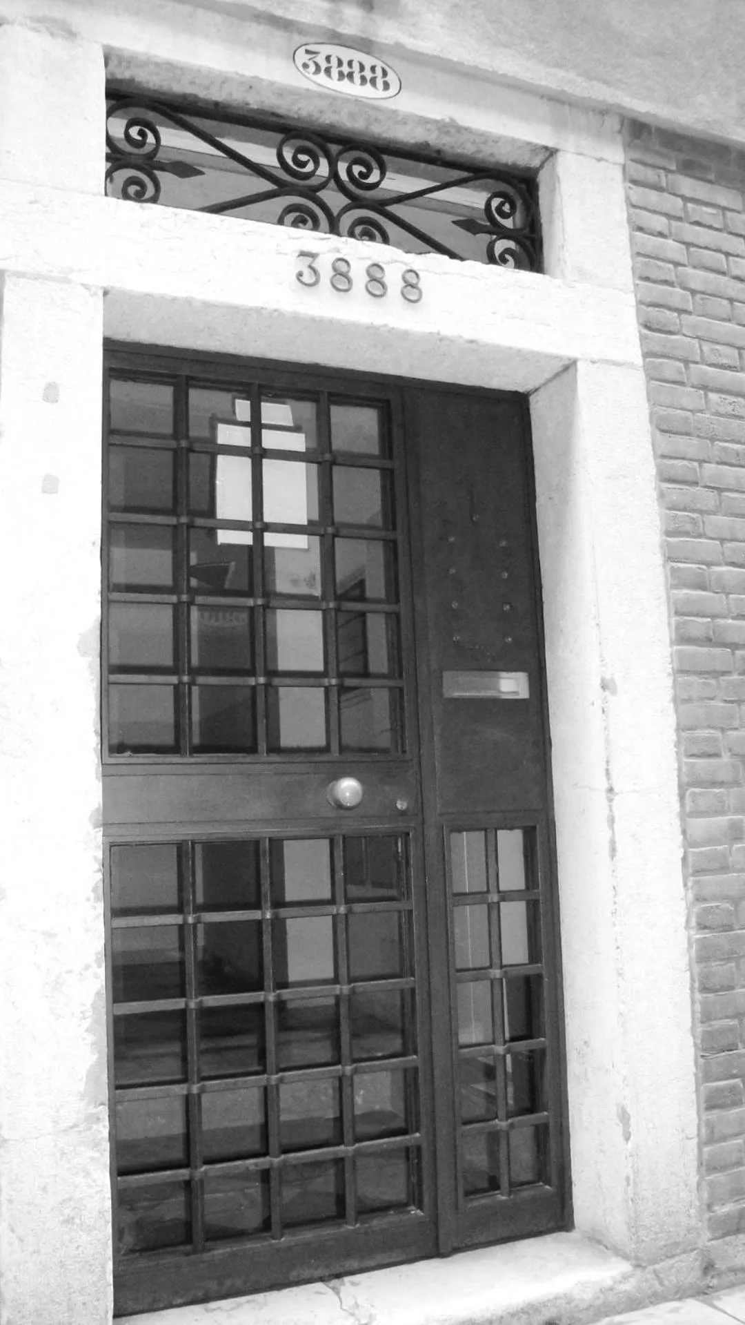 Facade/entrance in Venice Apartments