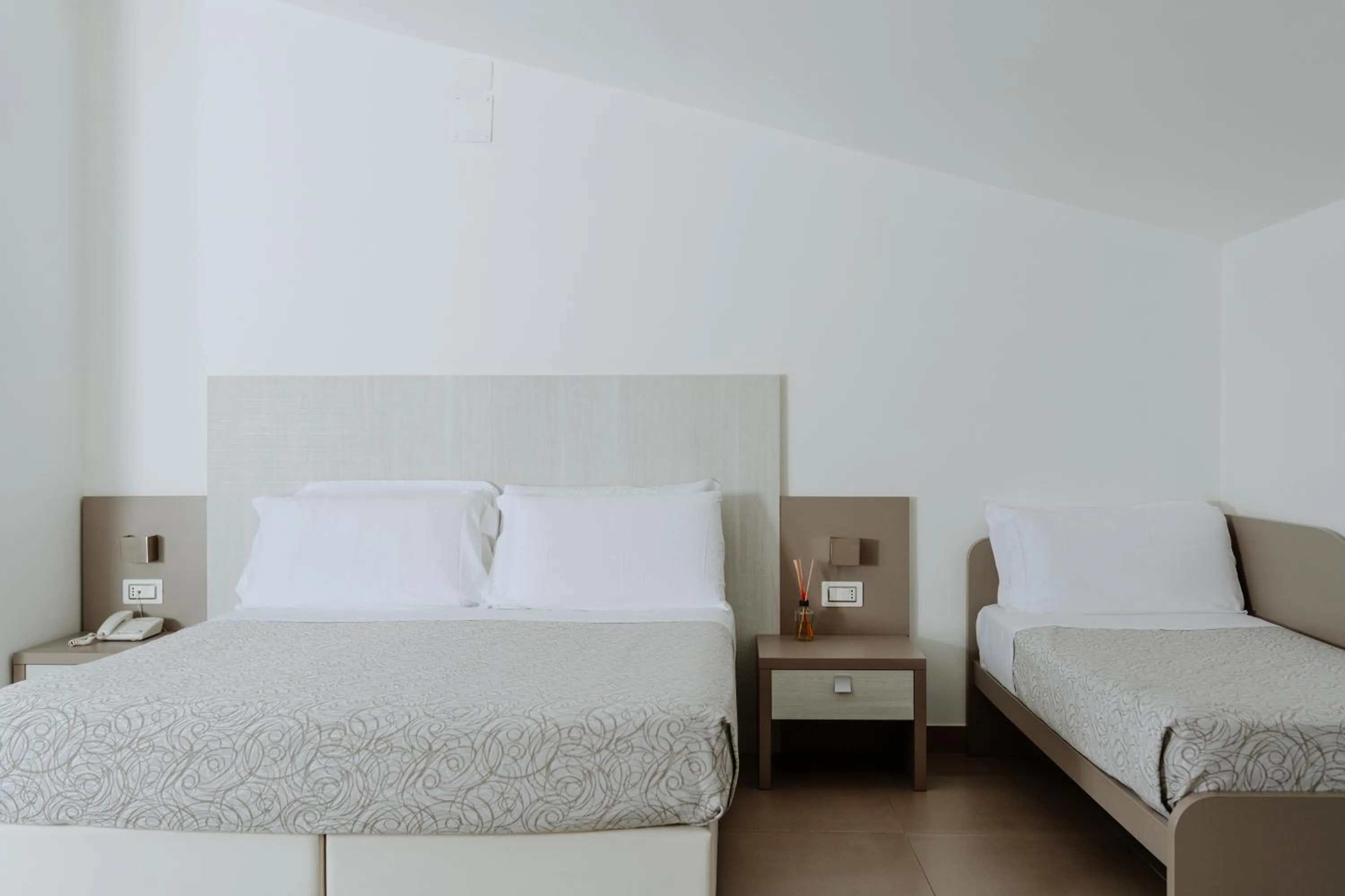 Photo of the whole room in Hotel Caravel