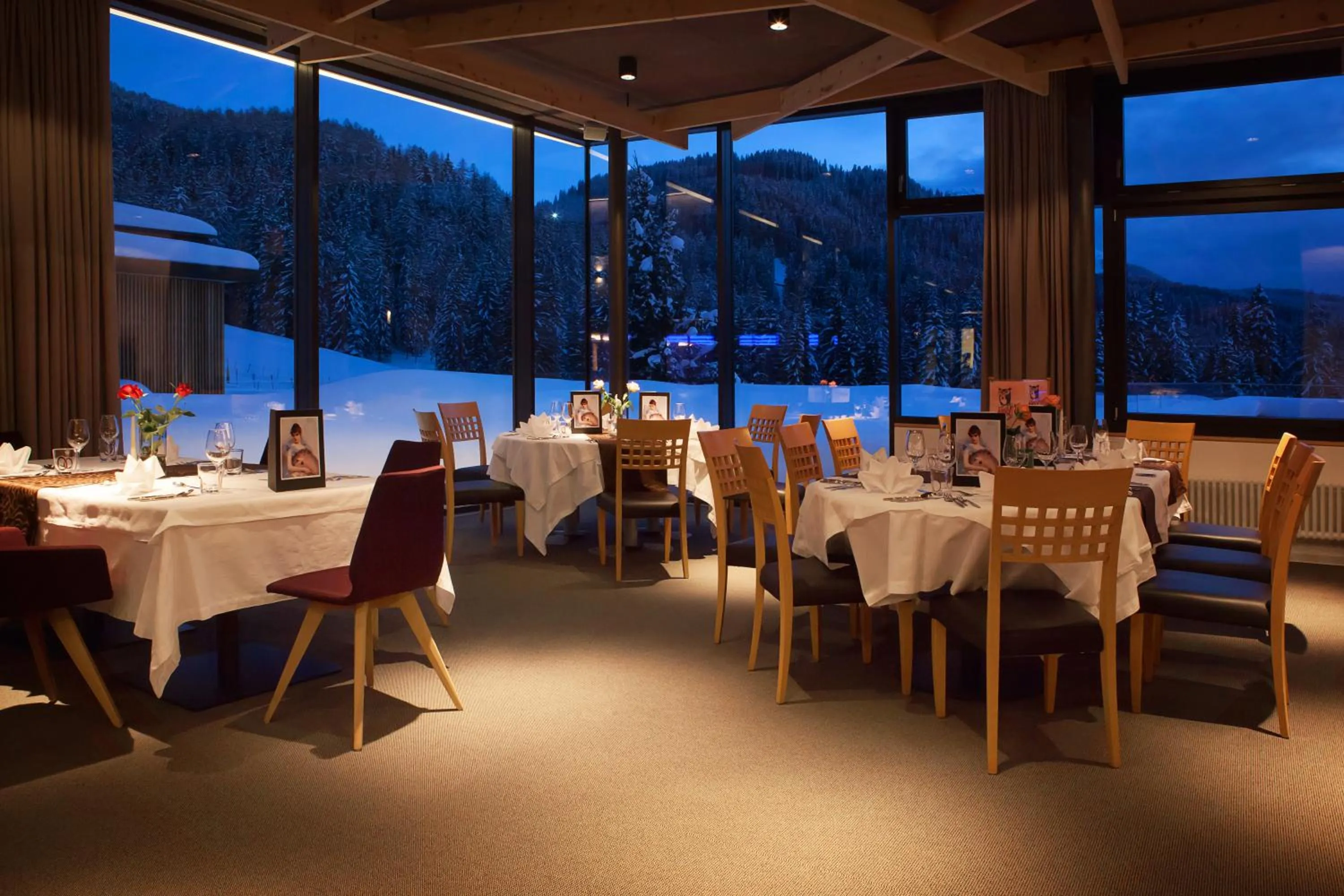 Restaurant/places to eat in Hotel Cristal