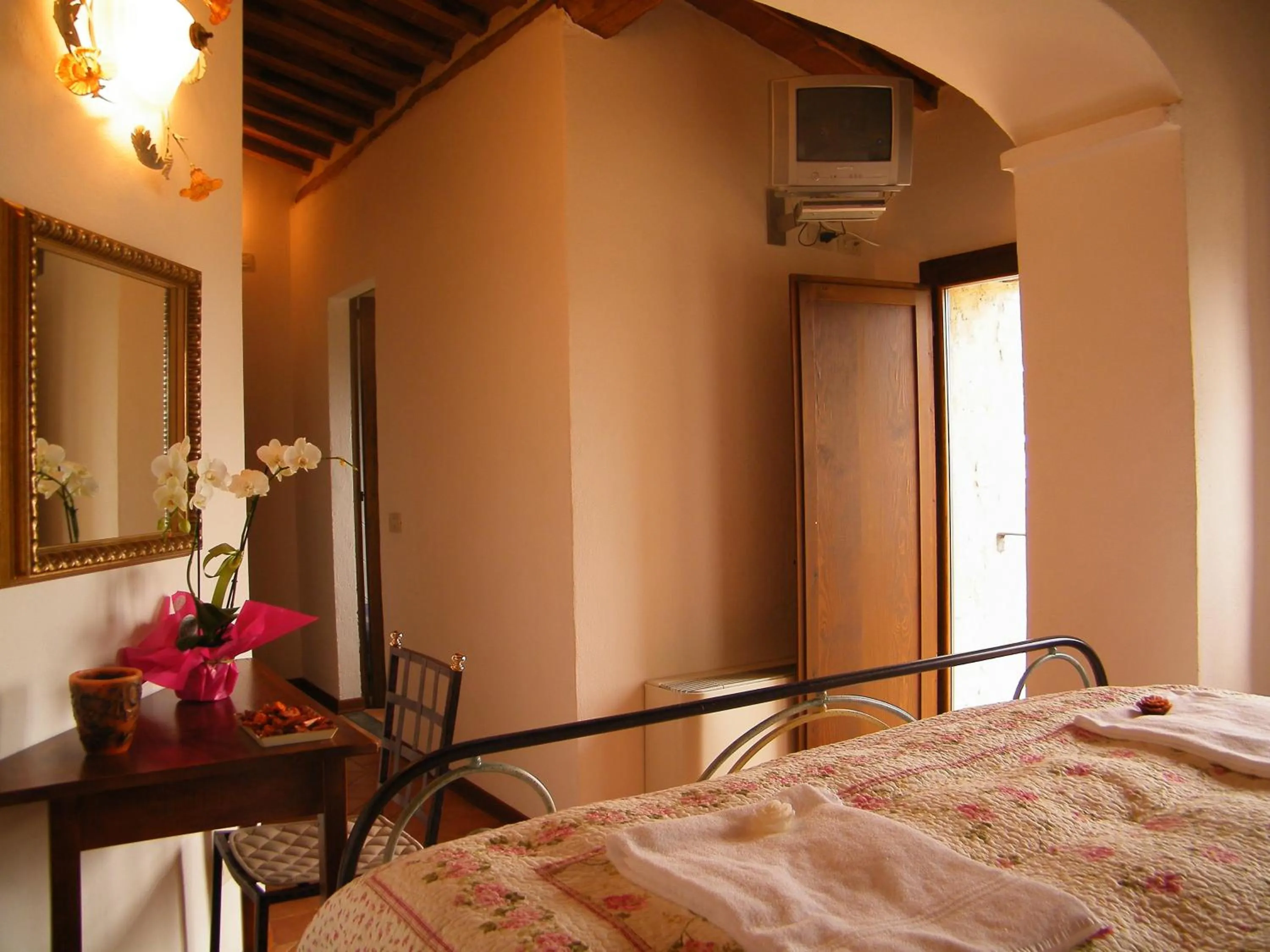 Decorative detail, Bed in B&B La Fonte del Machiavelli