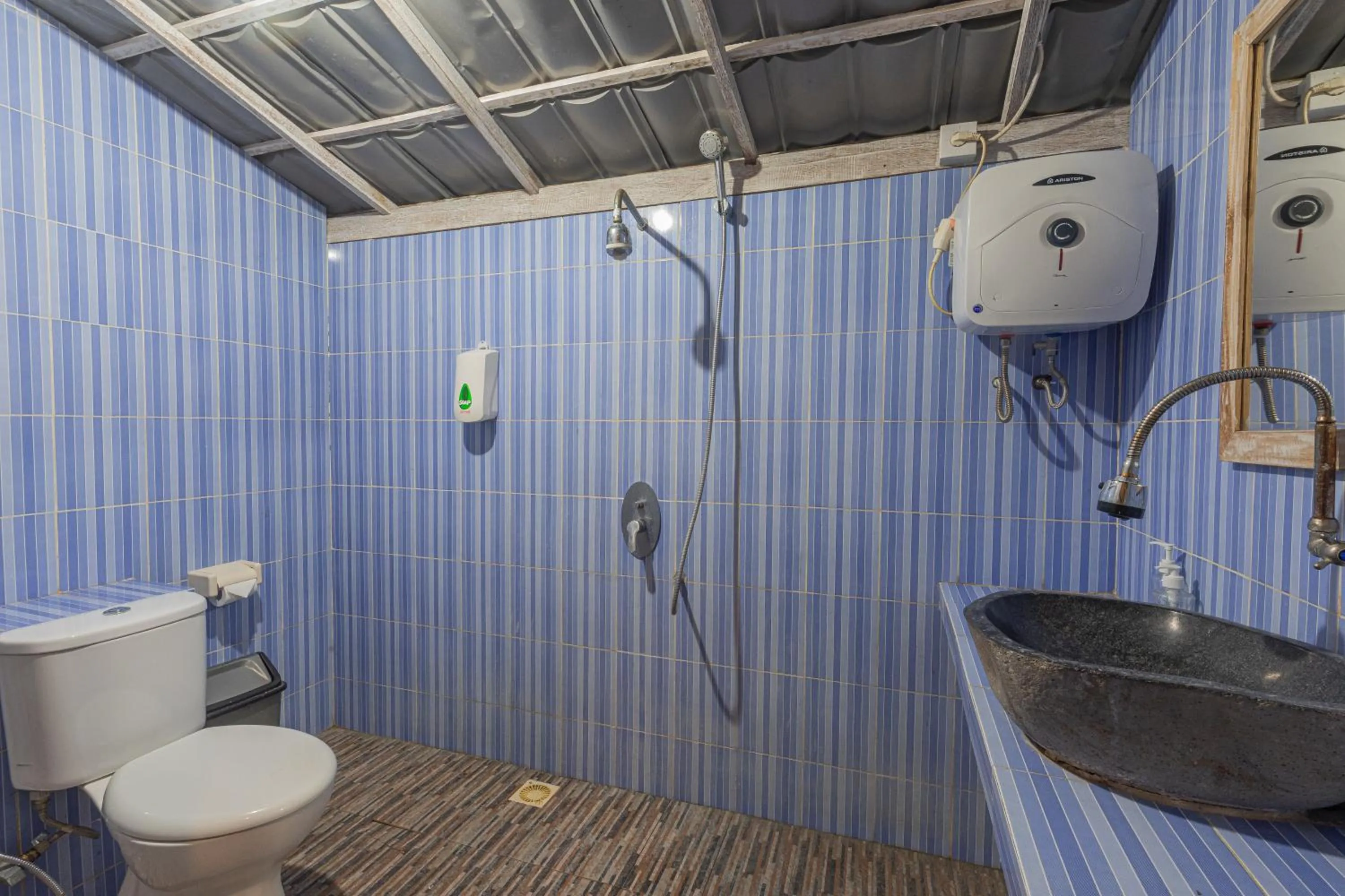 Shower in Golden Hill Cottage Nusa Penida