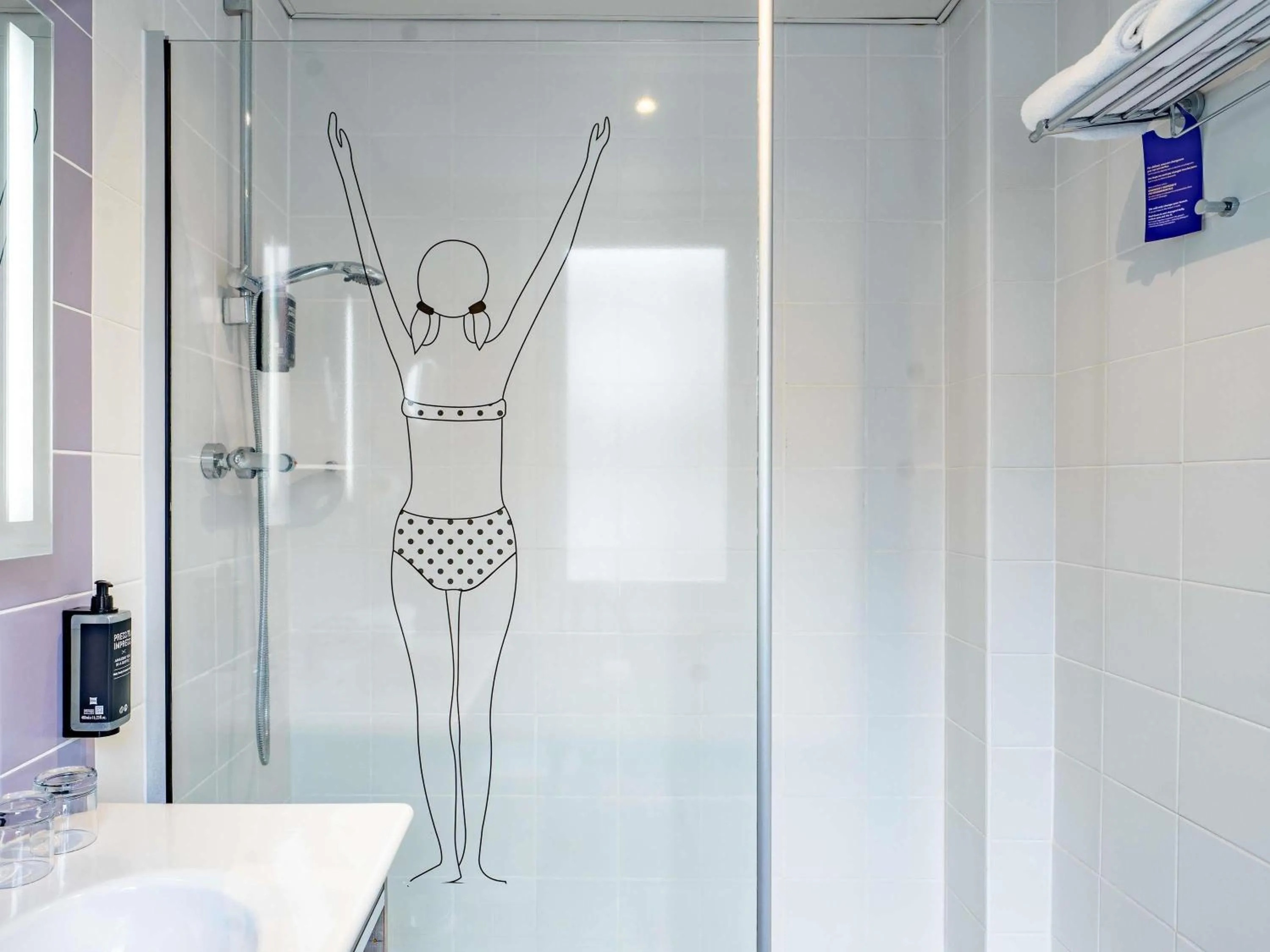 Bedroom in ibis Styles Calais Centre