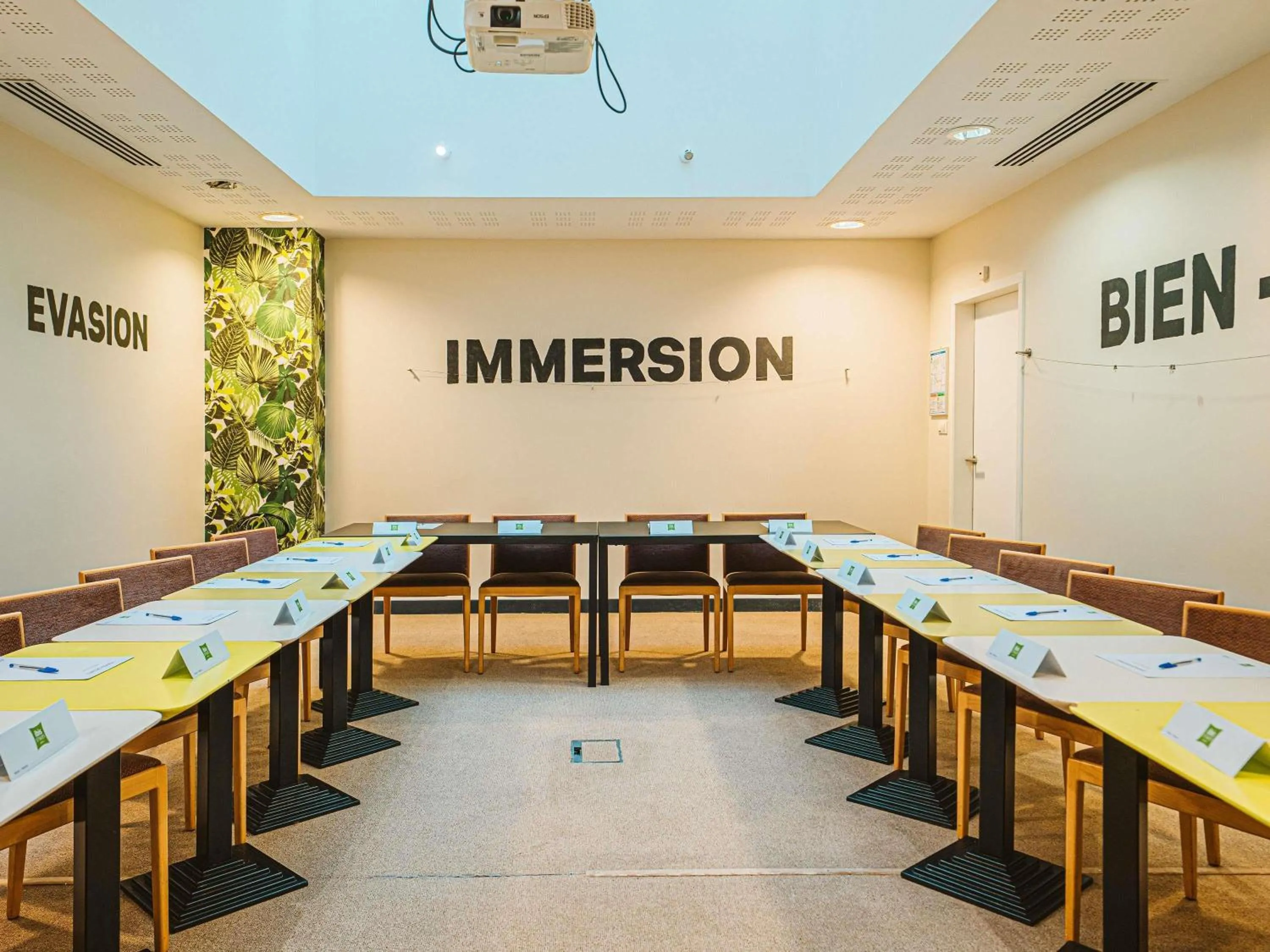 Meeting/conference room in ibis Styles Calais Centre