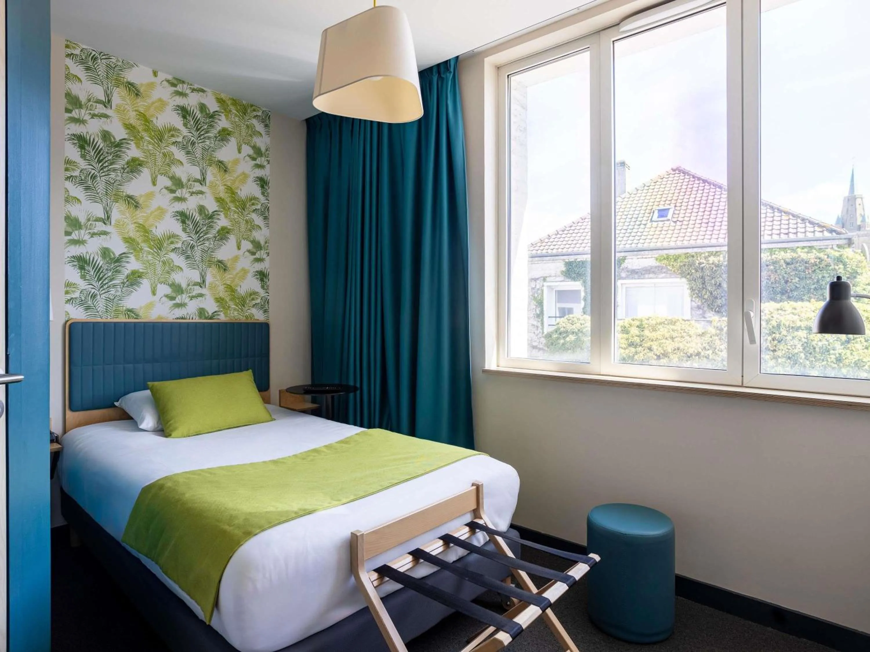 Bedroom, Bed in ibis Styles Calais Centre