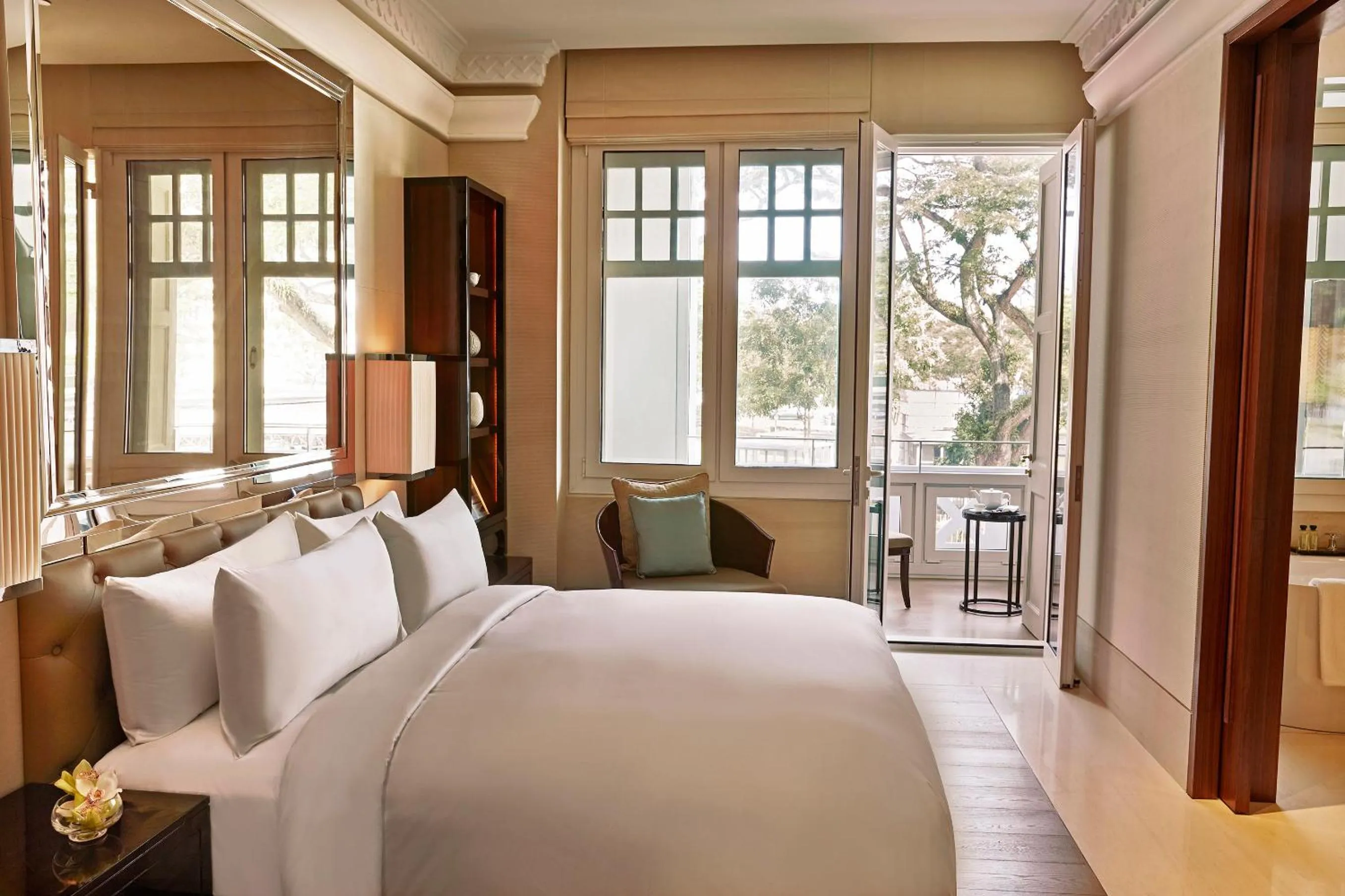 Photo of the whole room, Bed in The Capitol Kempinski Hotel Singapore