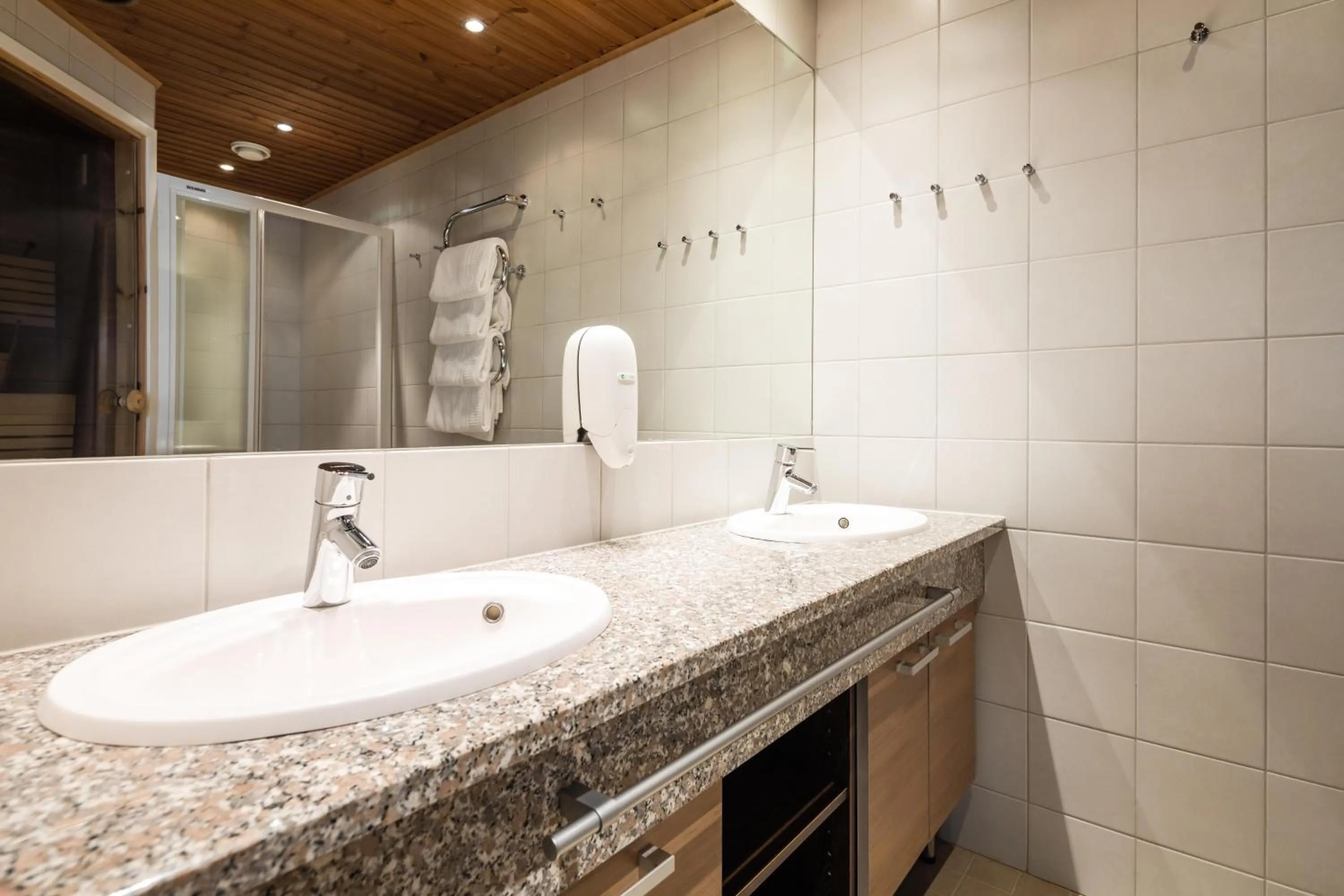 Shower in Lapland Hotels Äkäshotelli