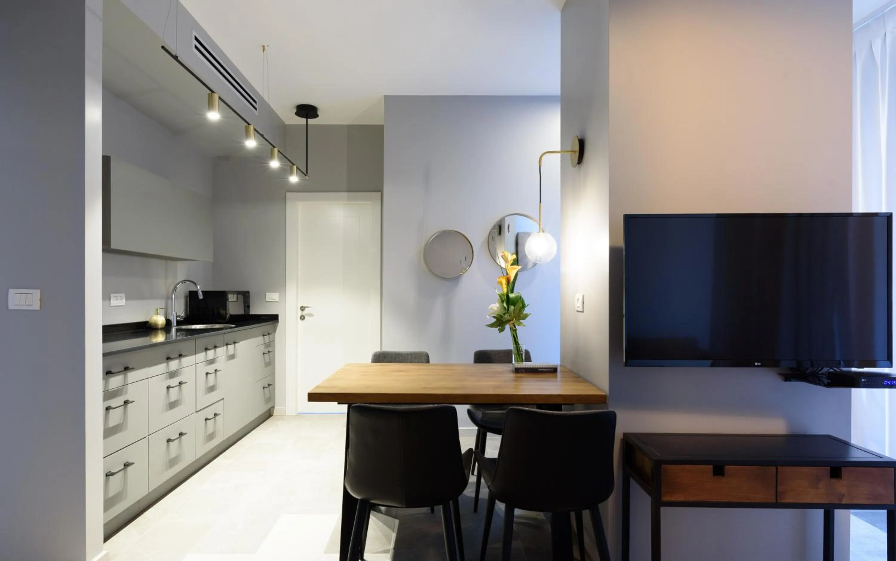 Dining area in The Roof - By Sea Land Suites