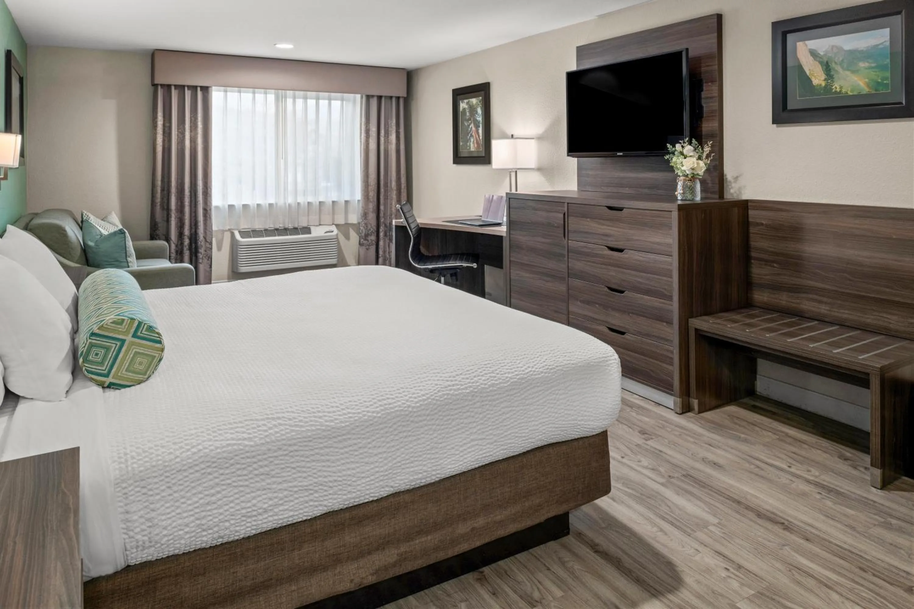 Bed in Yosemite Southgate Hotel & Suites