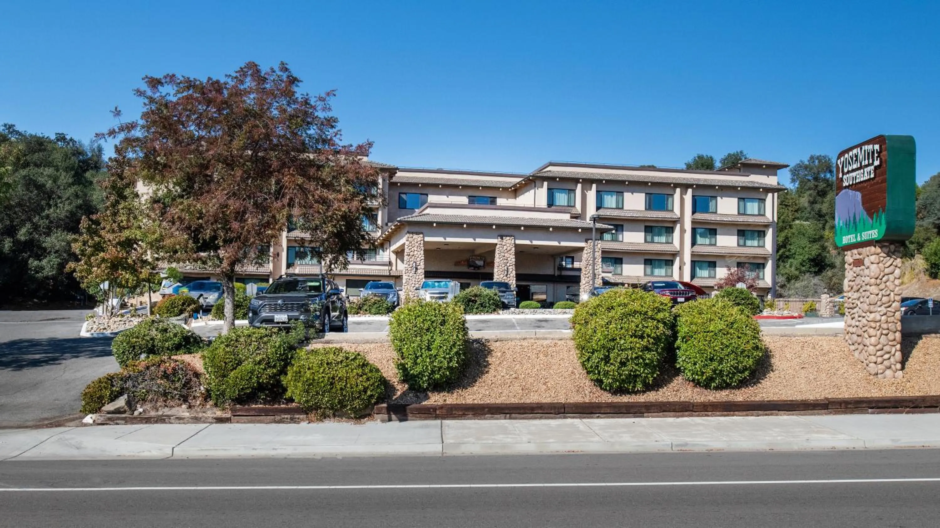Property building in Yosemite Southgate Hotel & Suites