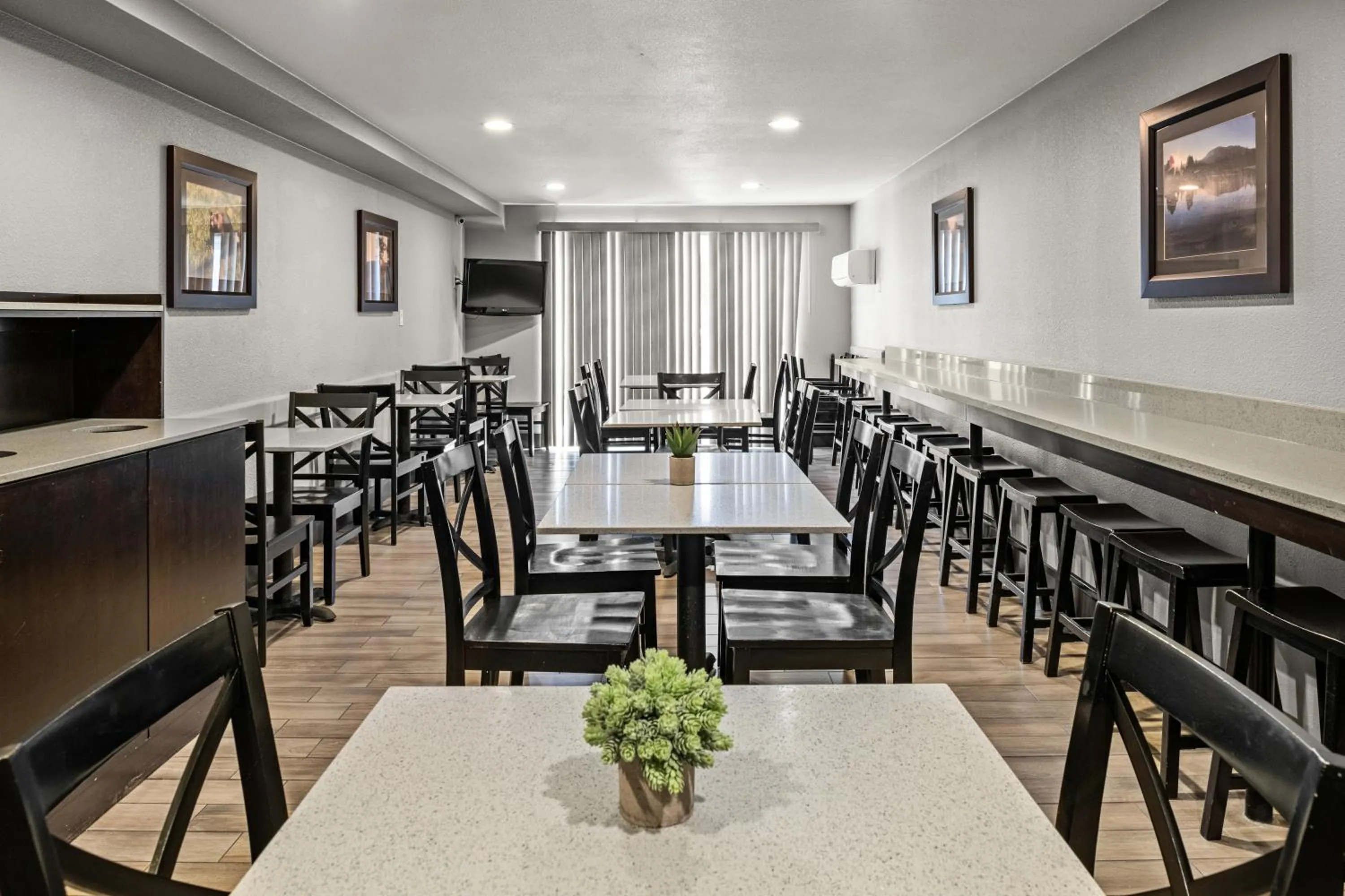 Restaurant/places to eat in Yosemite Southgate Hotel & Suites