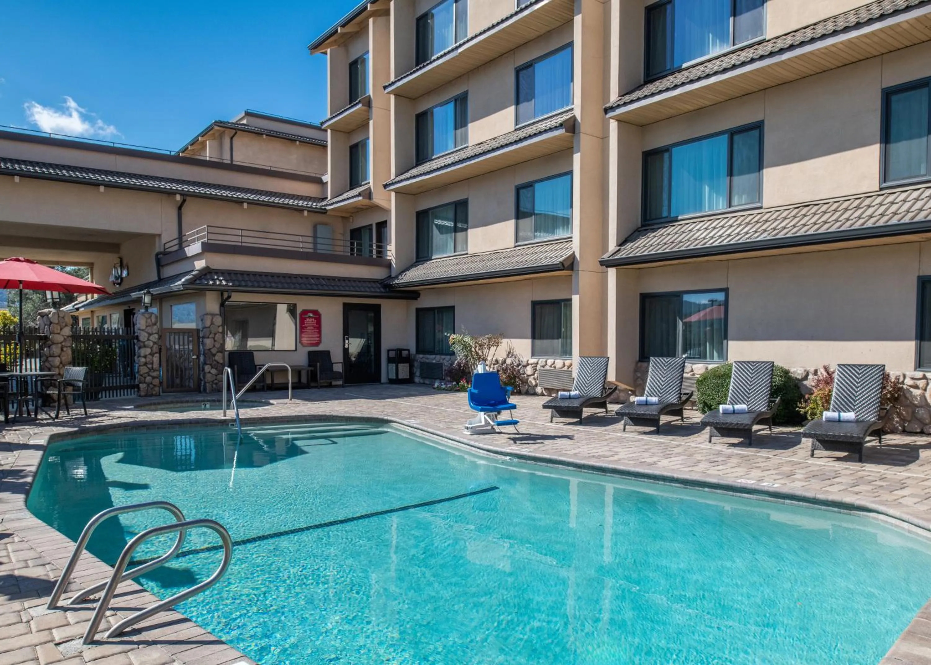 Swimming pool in Yosemite Southgate Hotel & Suites