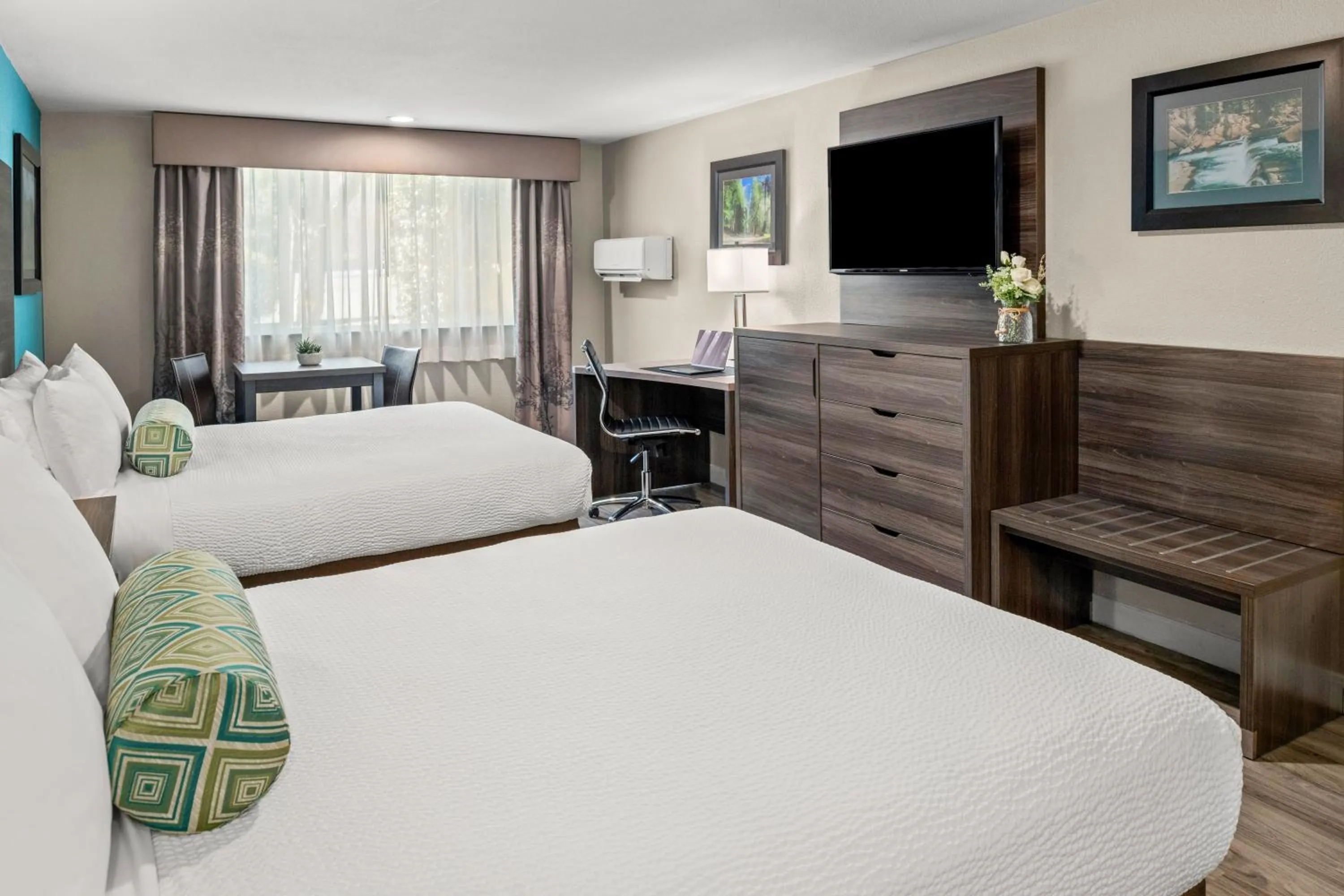 Bed in Yosemite Southgate Hotel & Suites