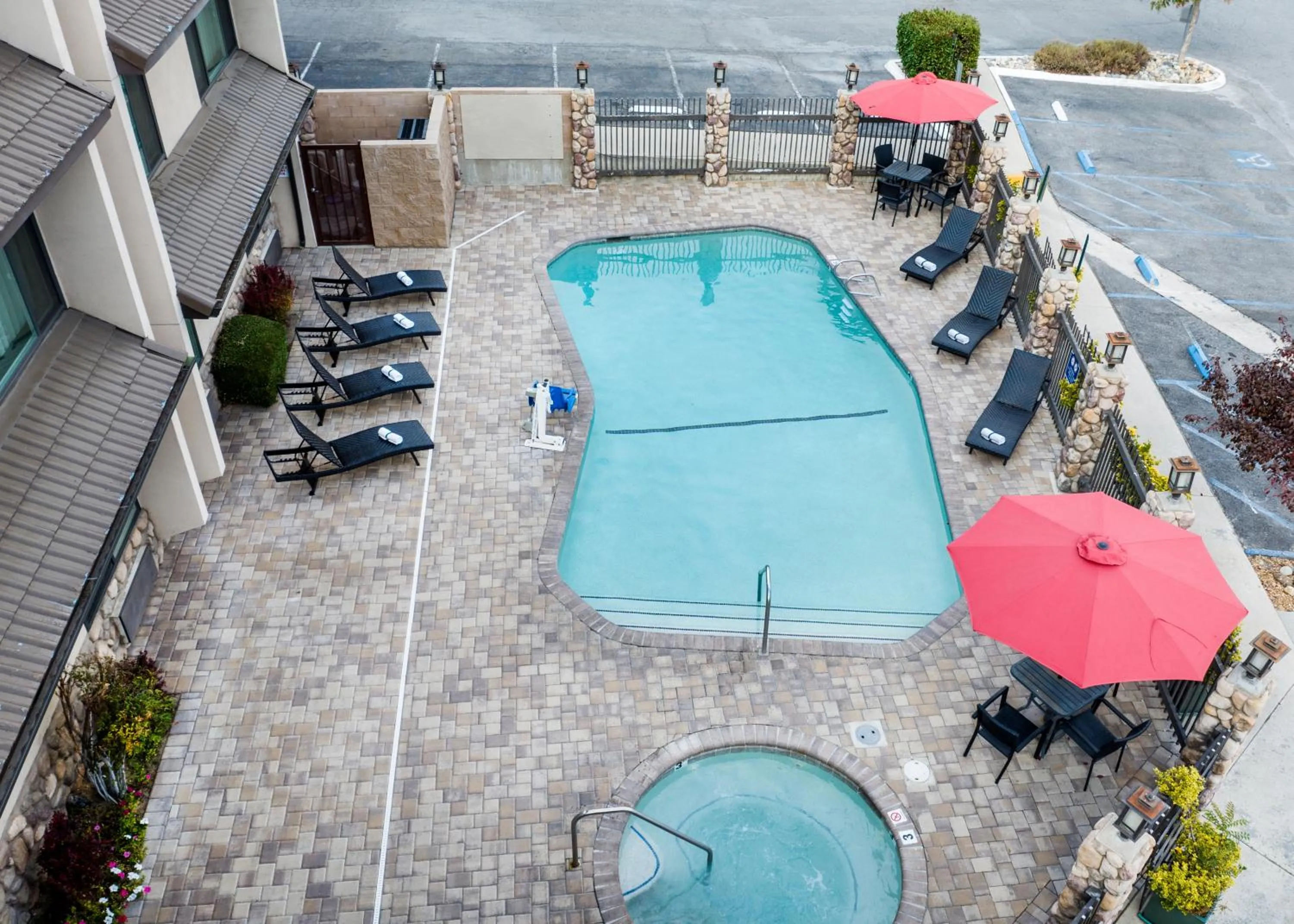 Pool view in Yosemite Southgate Hotel & Suites