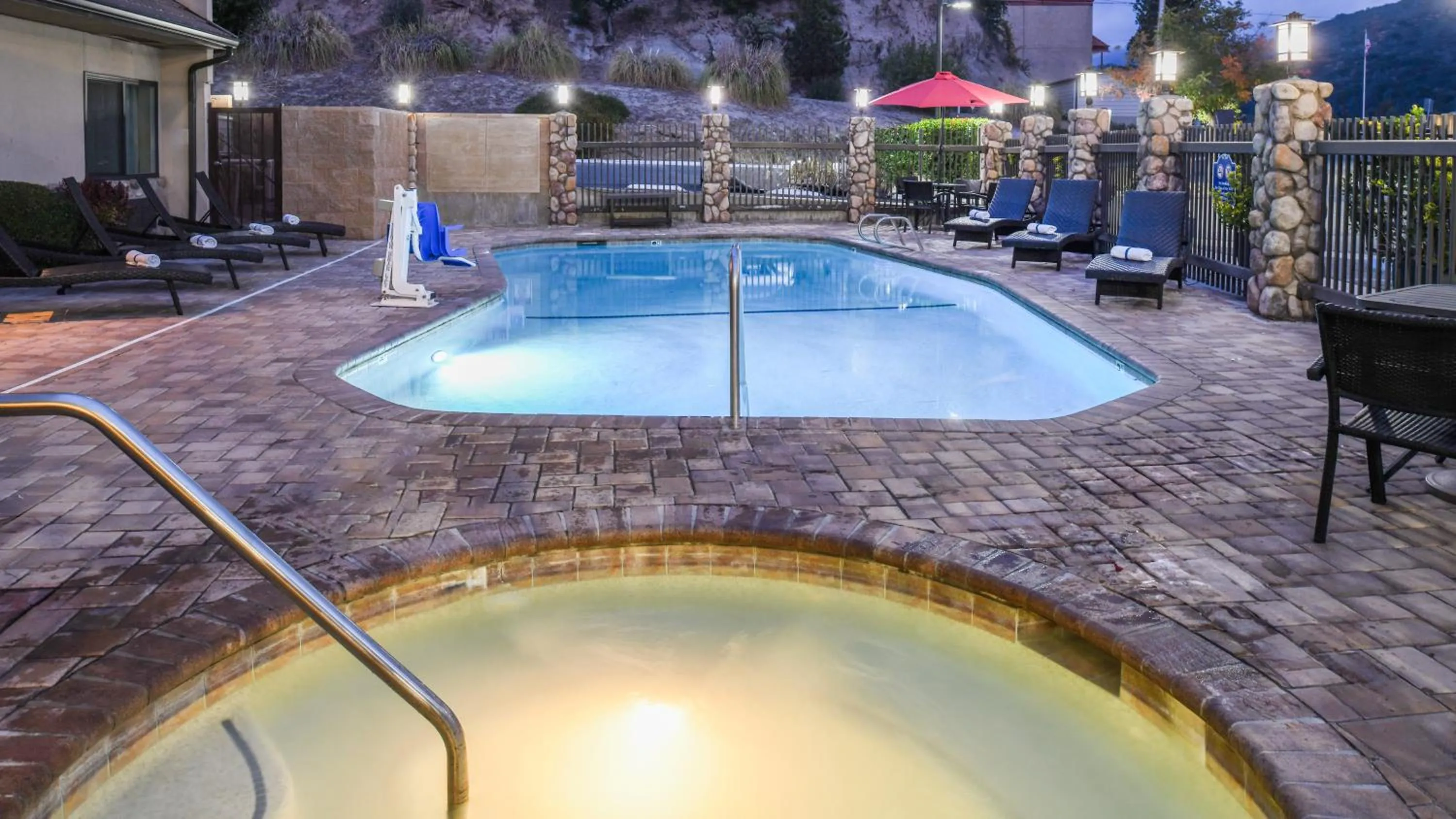 Hot Tub in Yosemite Southgate Hotel & Suites