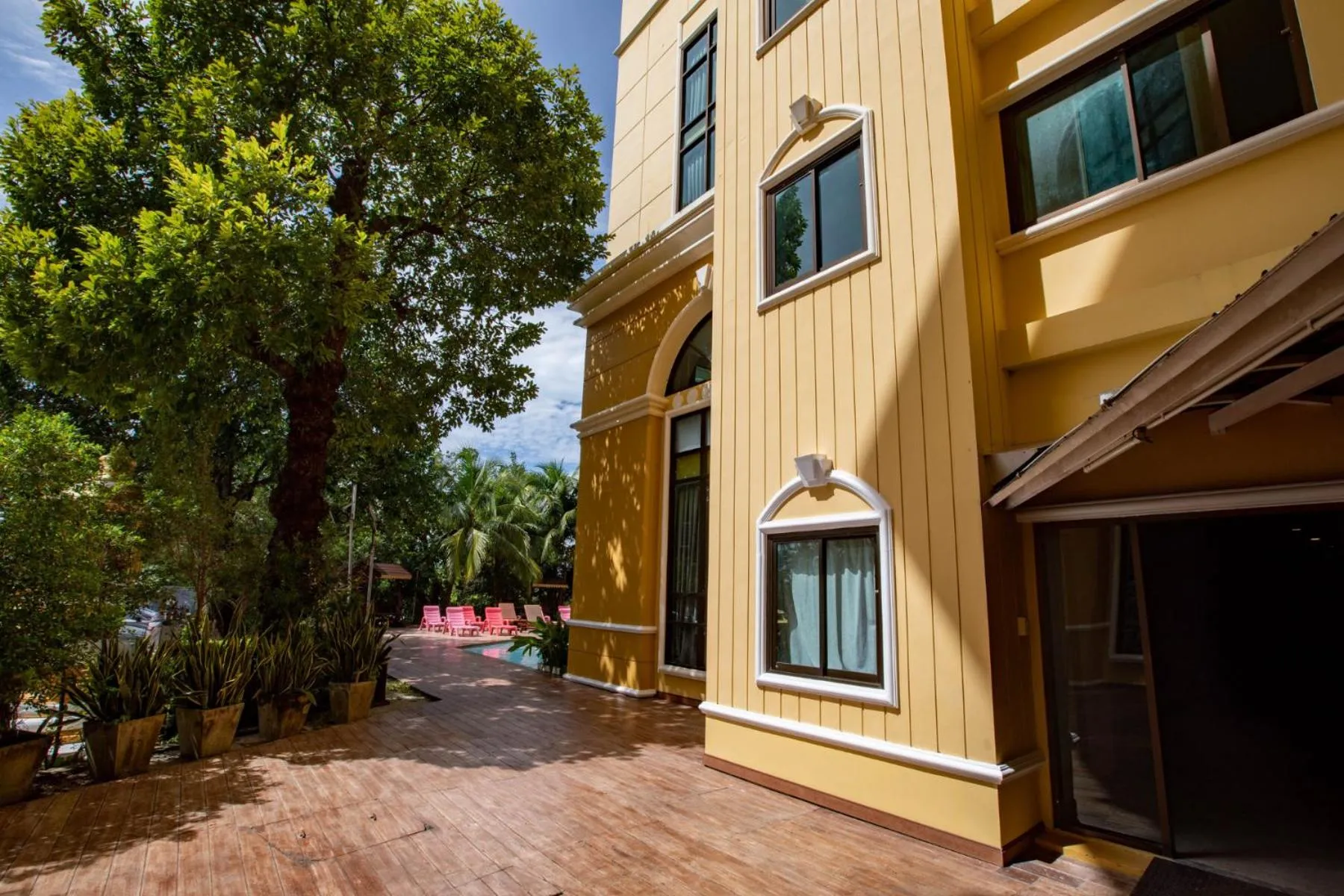 ROYAL PINEAPPLE HOTEL l a welcome to wealth and good fortune