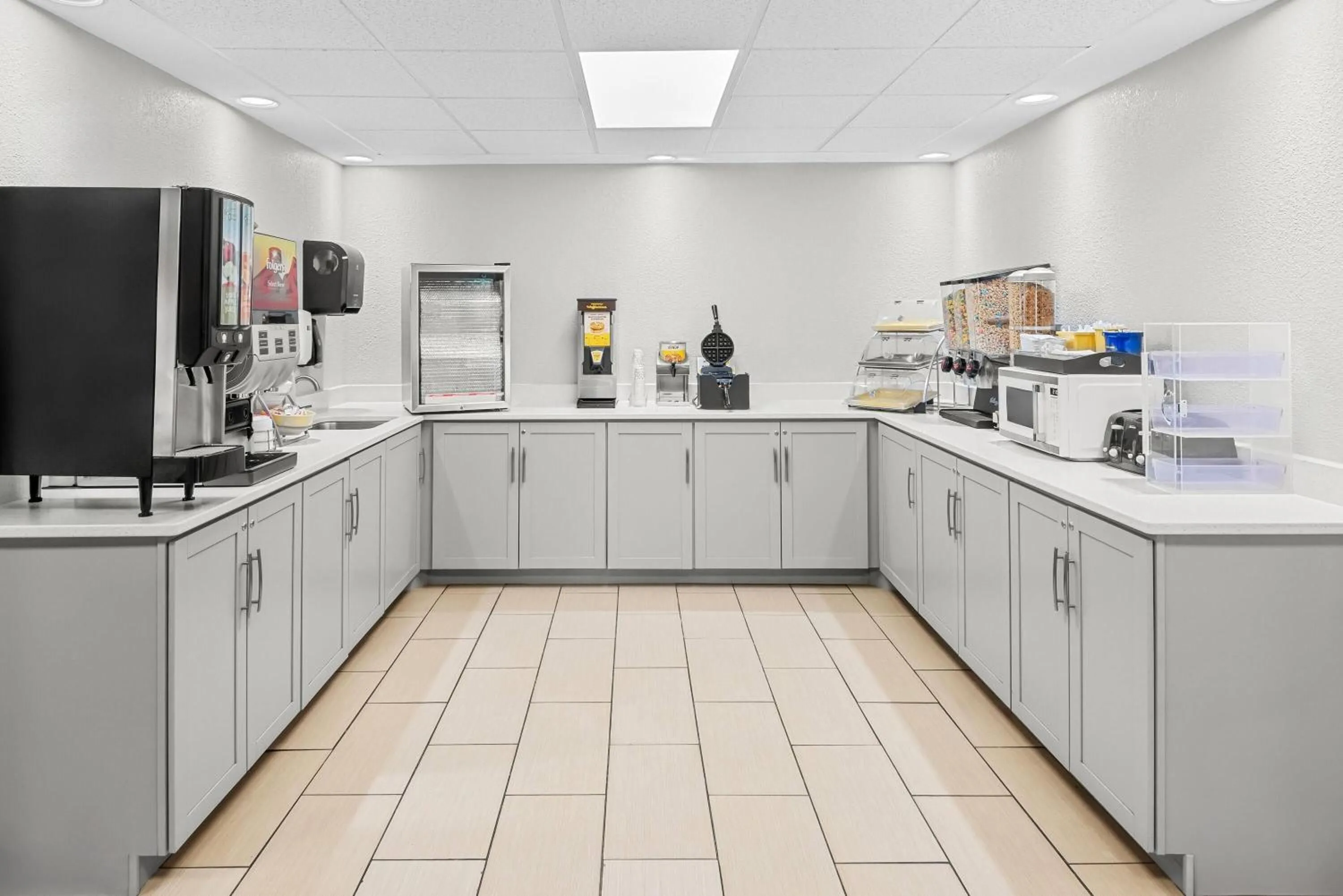 Property building in Days Inn & Suites by Wyndham Cedar Rapids