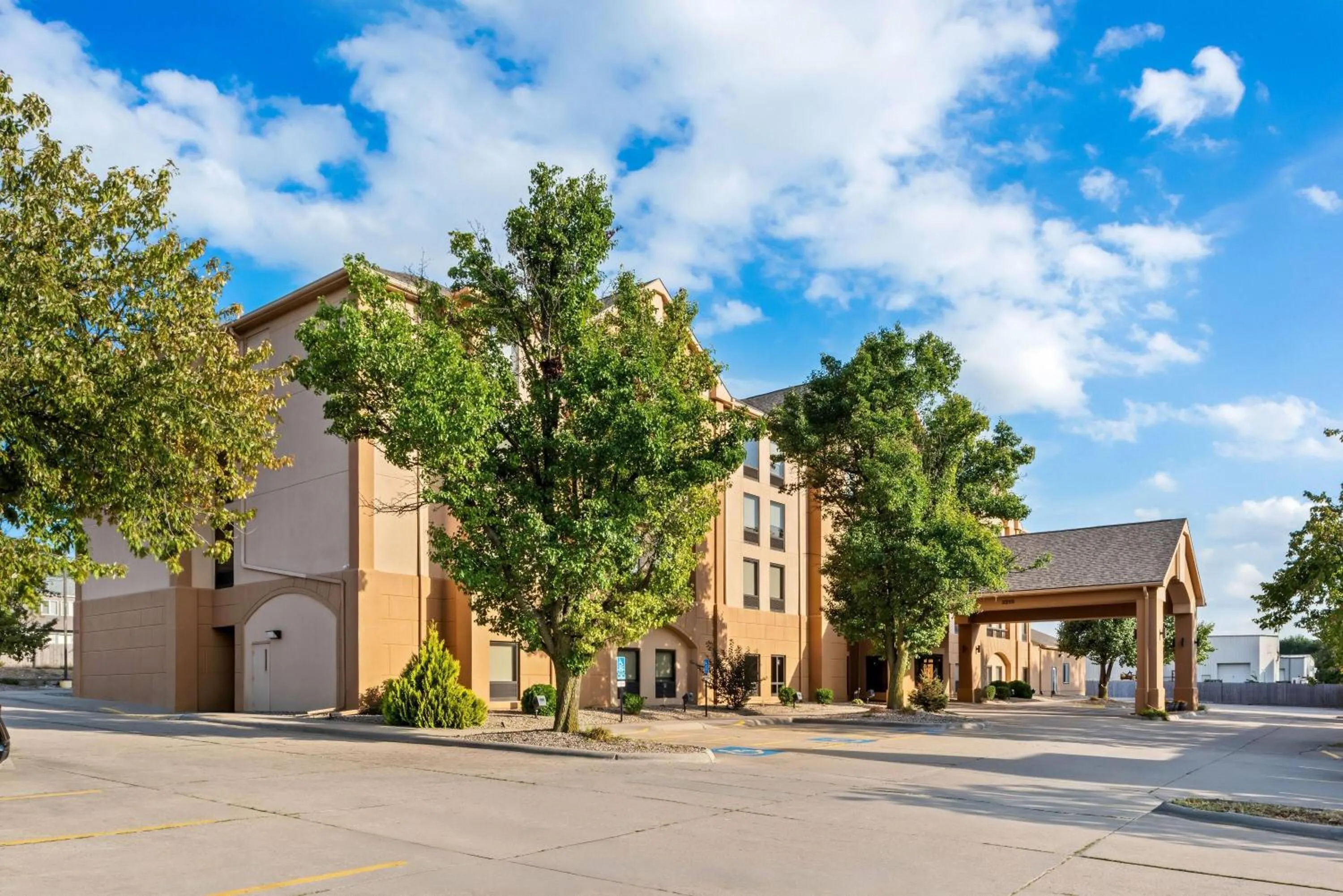Property building in Days Inn & Suites by Wyndham Cedar Rapids