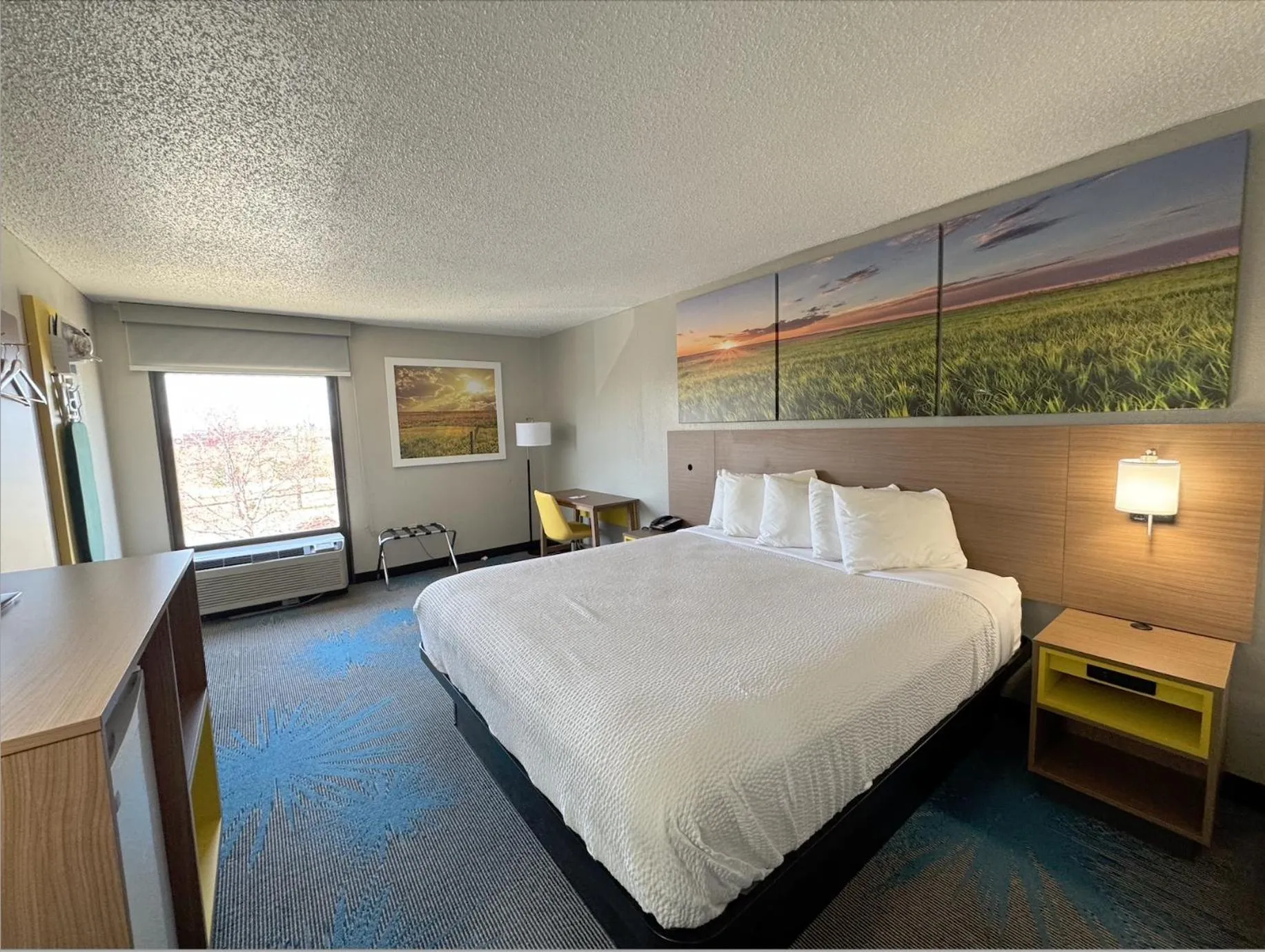 Bed in Days Inn & Suites by Wyndham Cedar Rapids