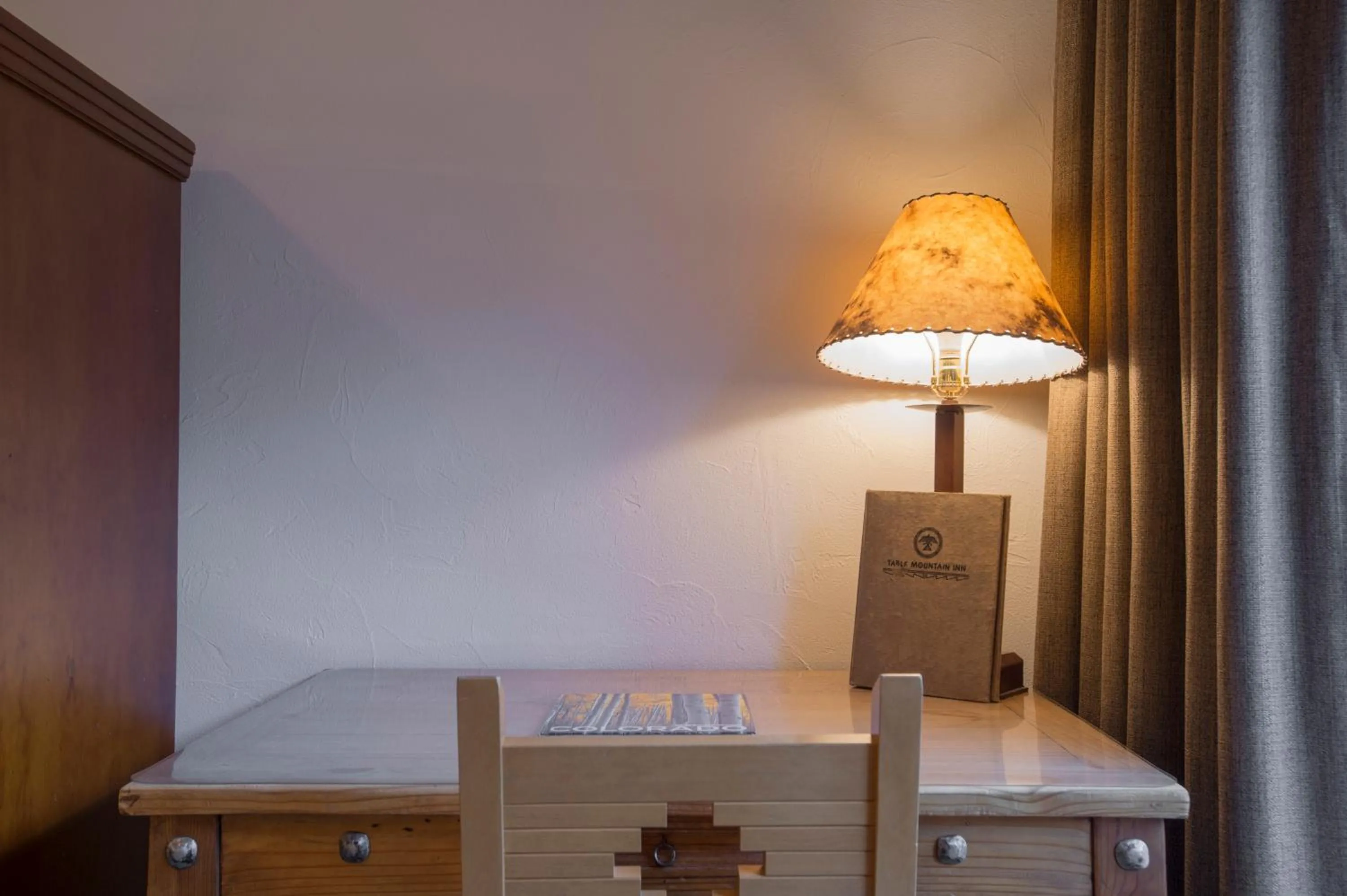 Seating area, Bed in Table Mountain Inn