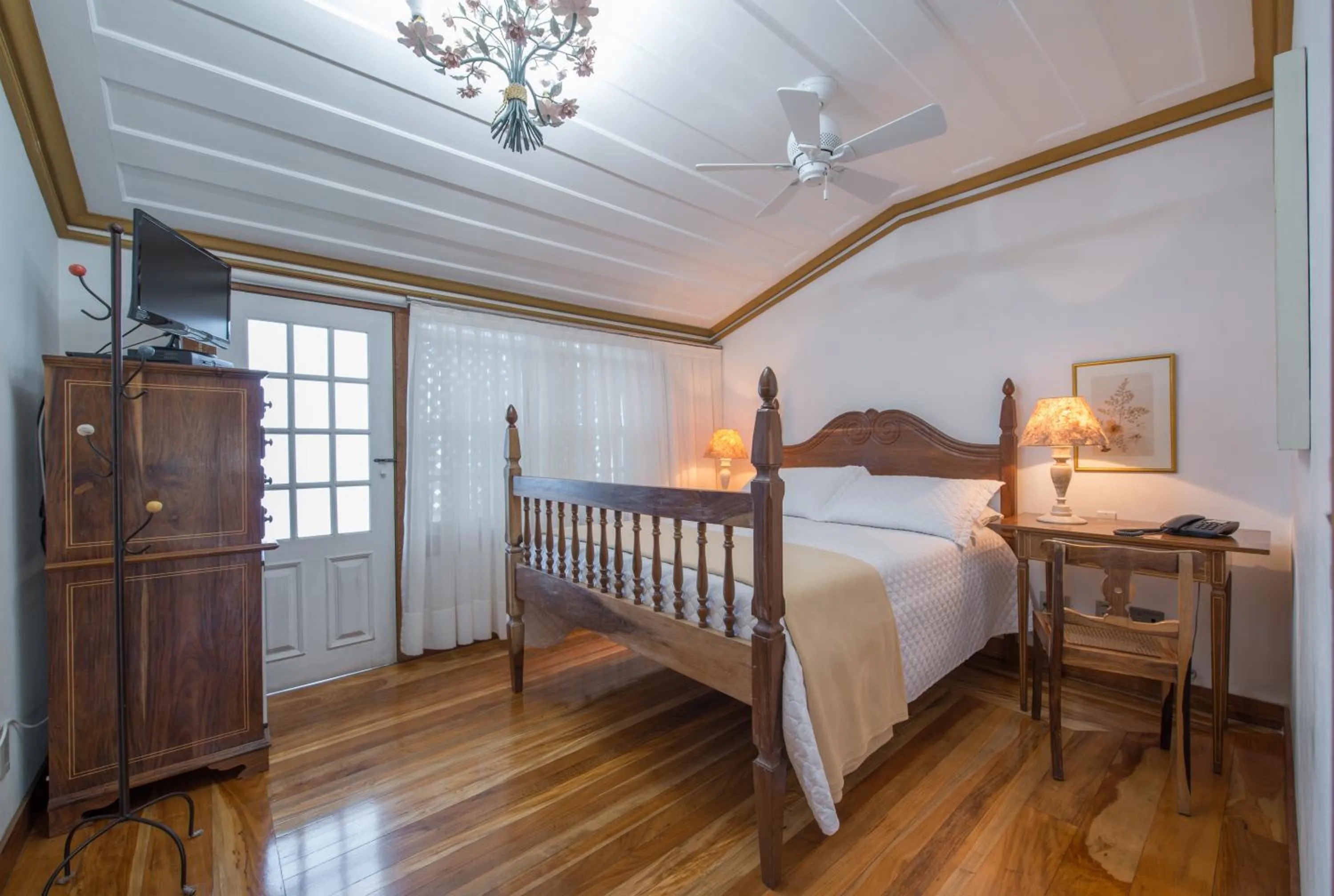 Photo of the whole room, Bed in Pousada do Douro