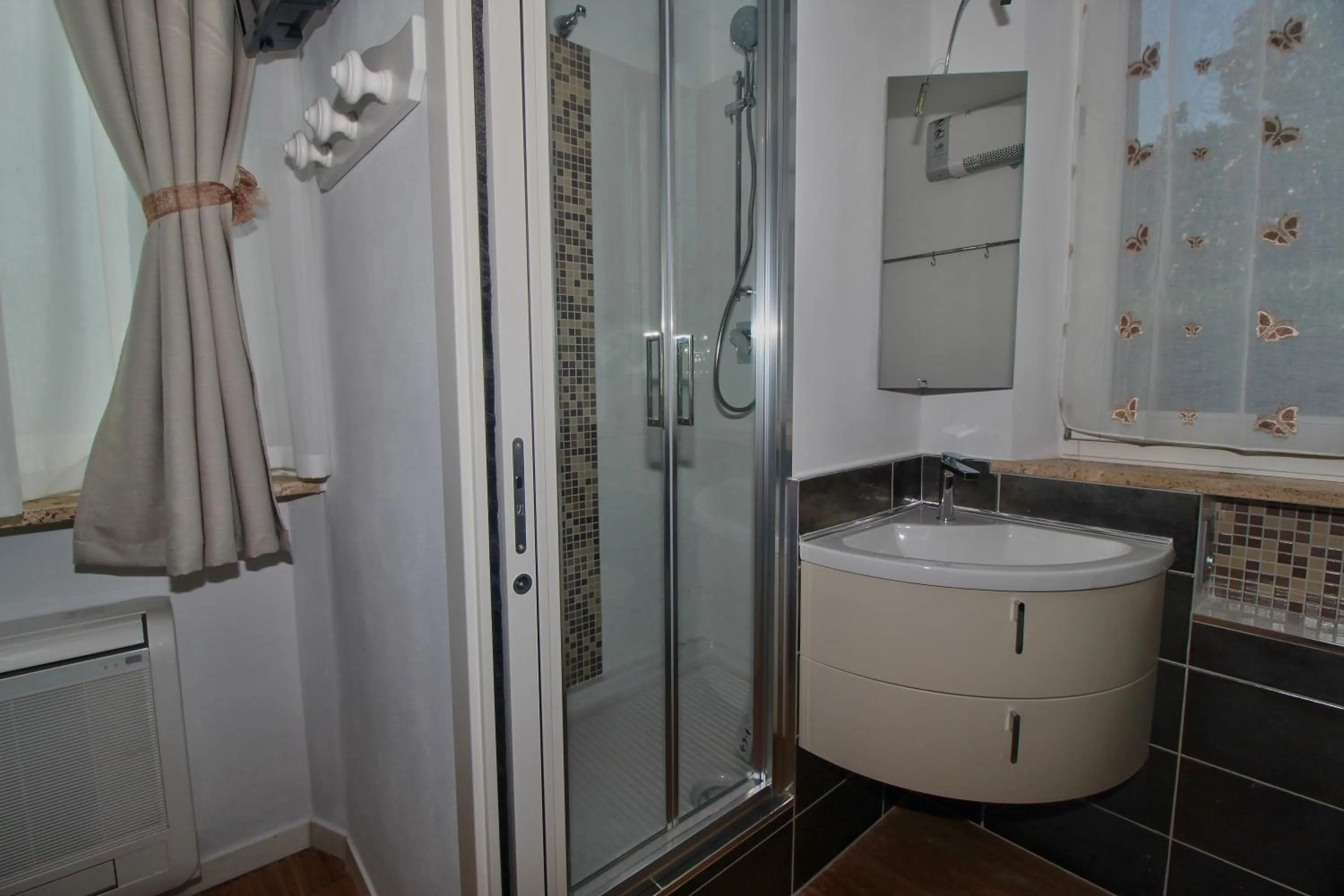 Shower in B&B Sea and Garden