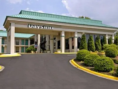 Facade/entrance in Days Inn by Wyndham Hendersonville