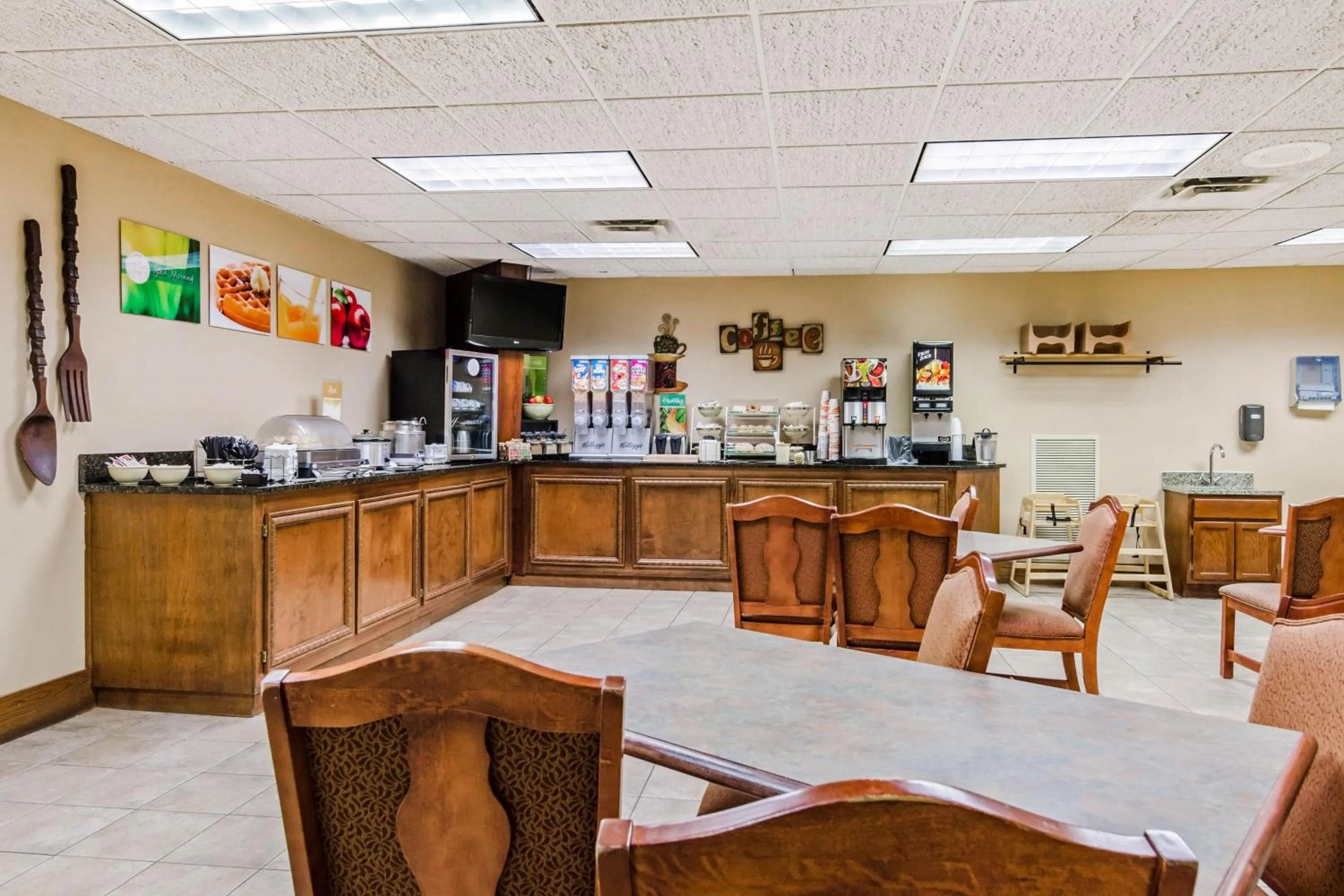 Coffee/tea facilities in Quality Inn & Suites Carthage near Precious Moments Chapel