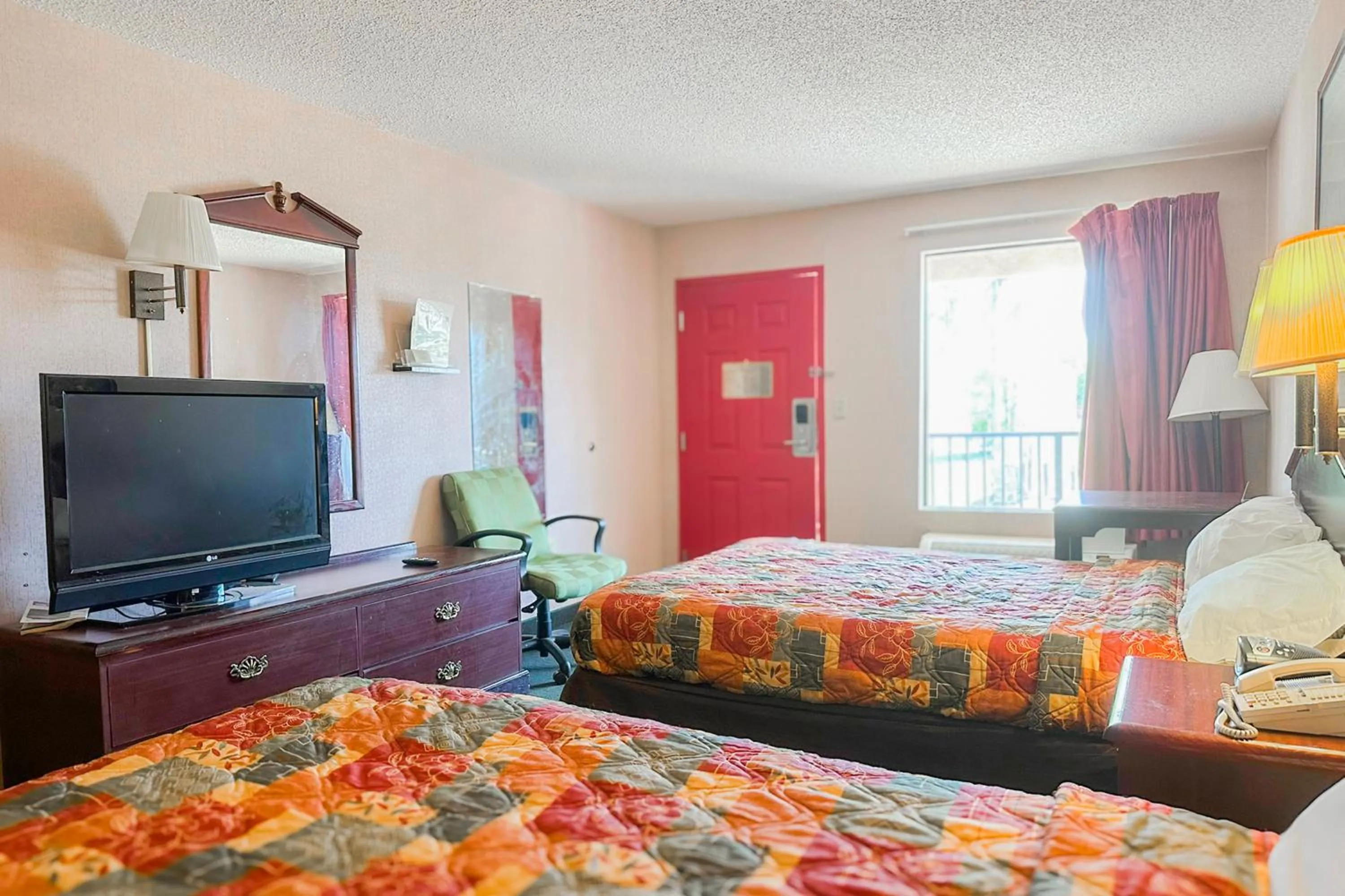 Bedroom, Bed in OYO Hotel East Macon I-75