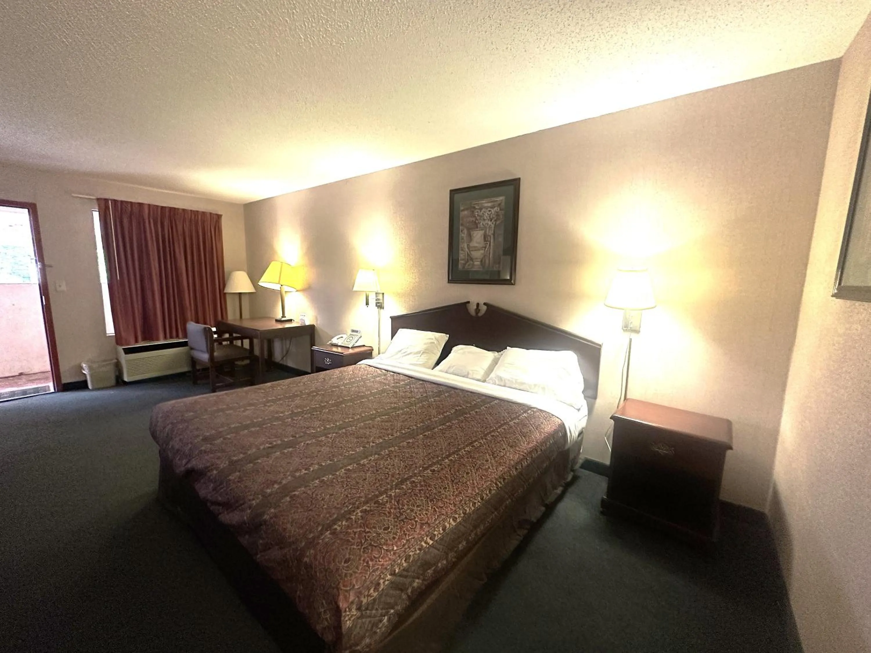 Bedroom, Bed in OYO Hotel East Macon I-75