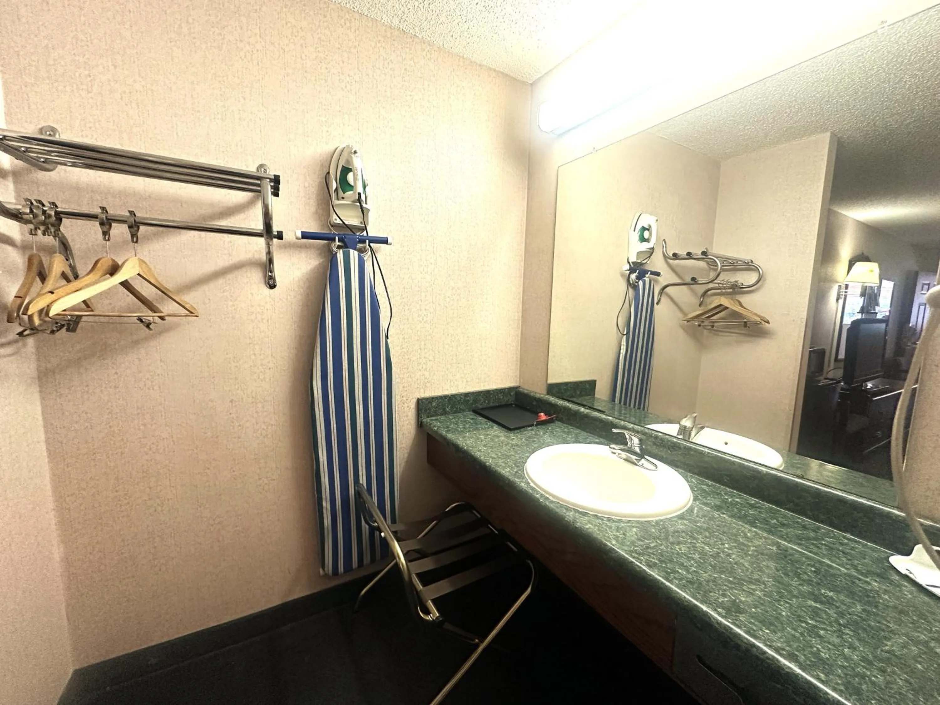 Bathroom in OYO Hotel East Macon I-75