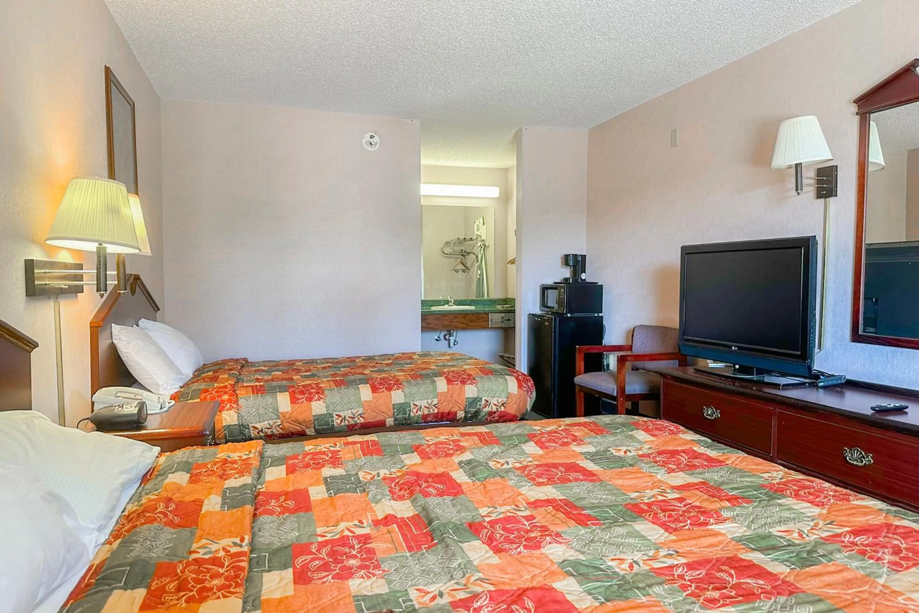 Bedroom, Bed in OYO Hotel East Macon I-75