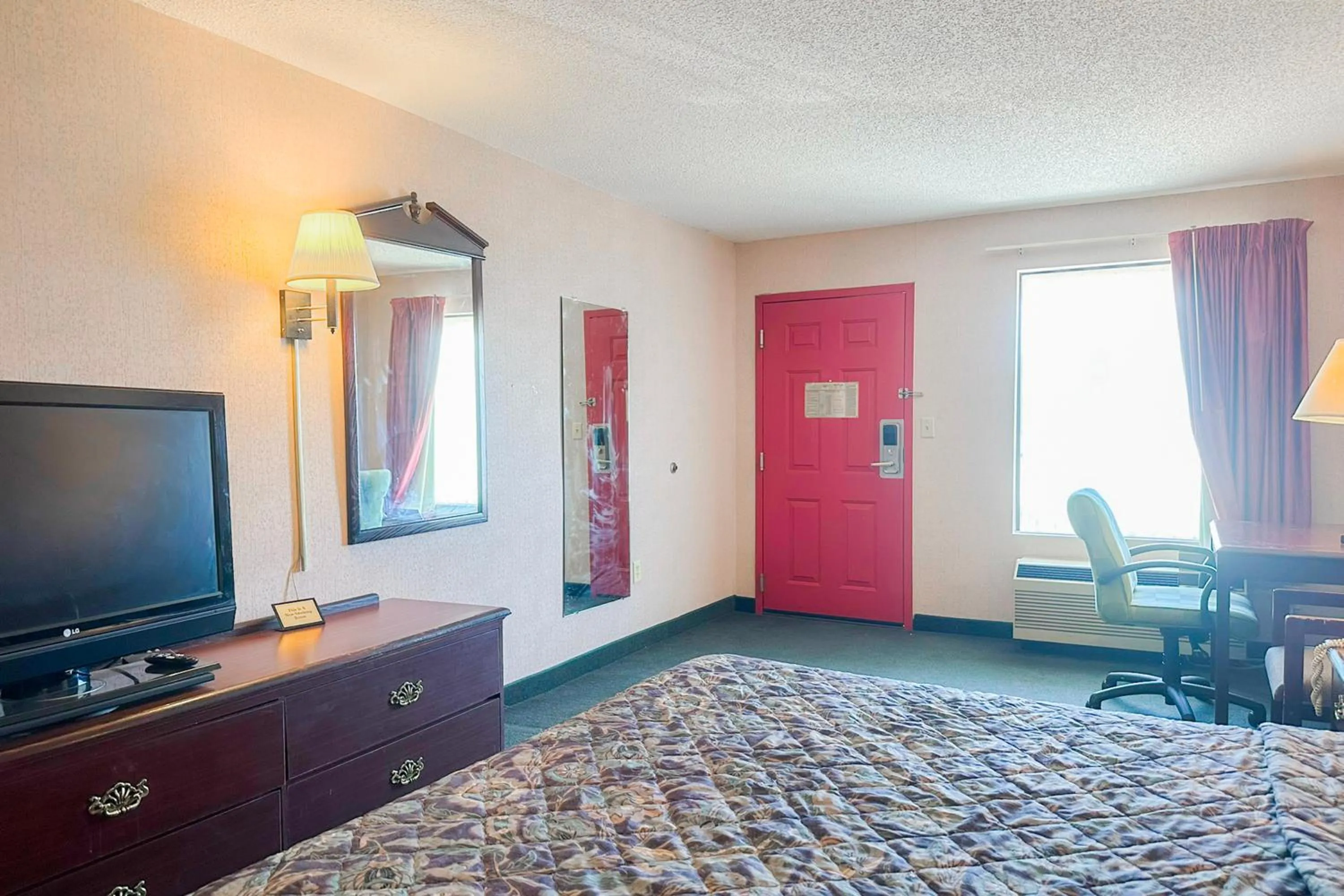 Bedroom, Bed in OYO Hotel East Macon I-75