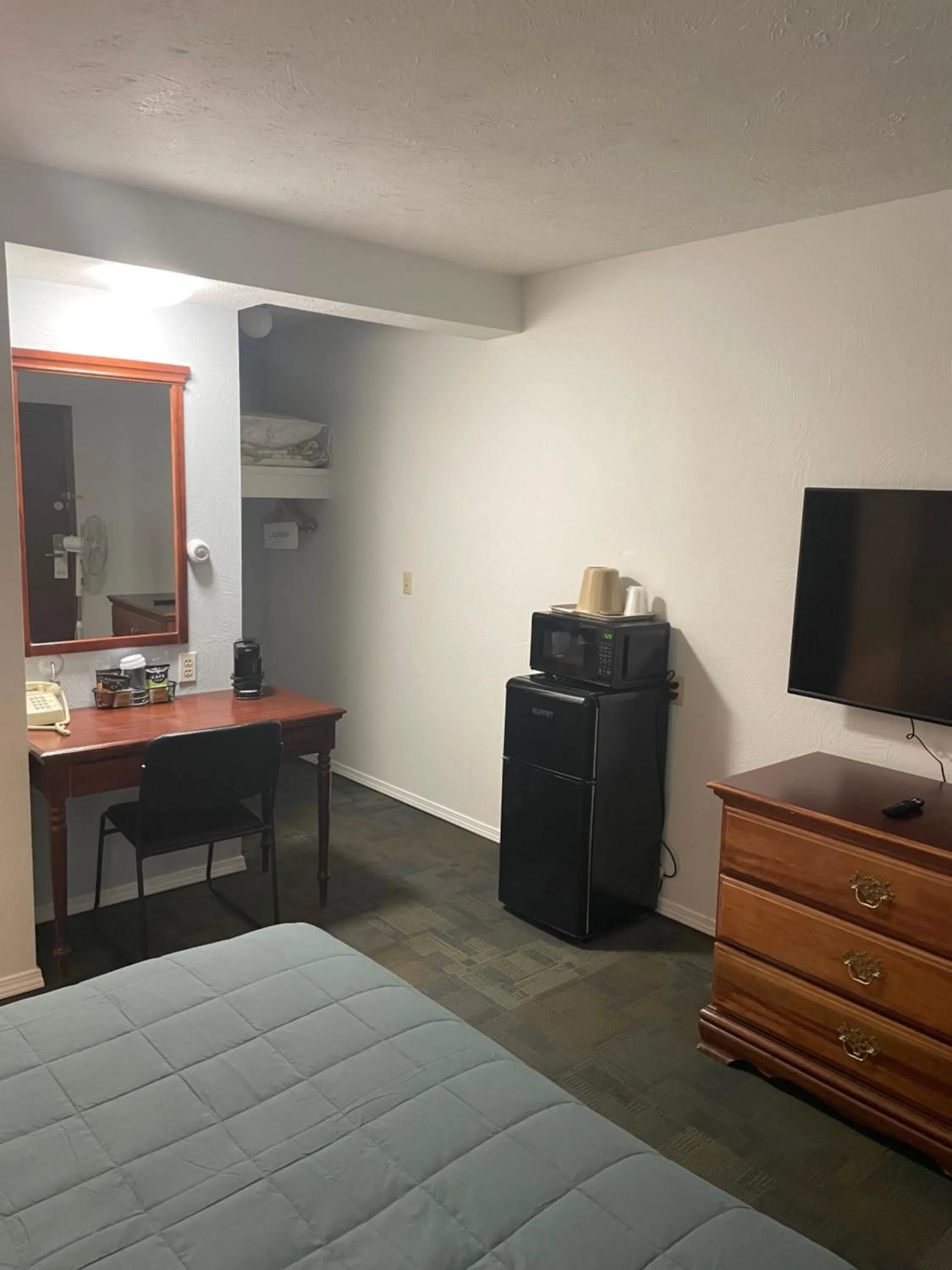 TV and multimedia, Bed in Americas Best Value Inn Polson