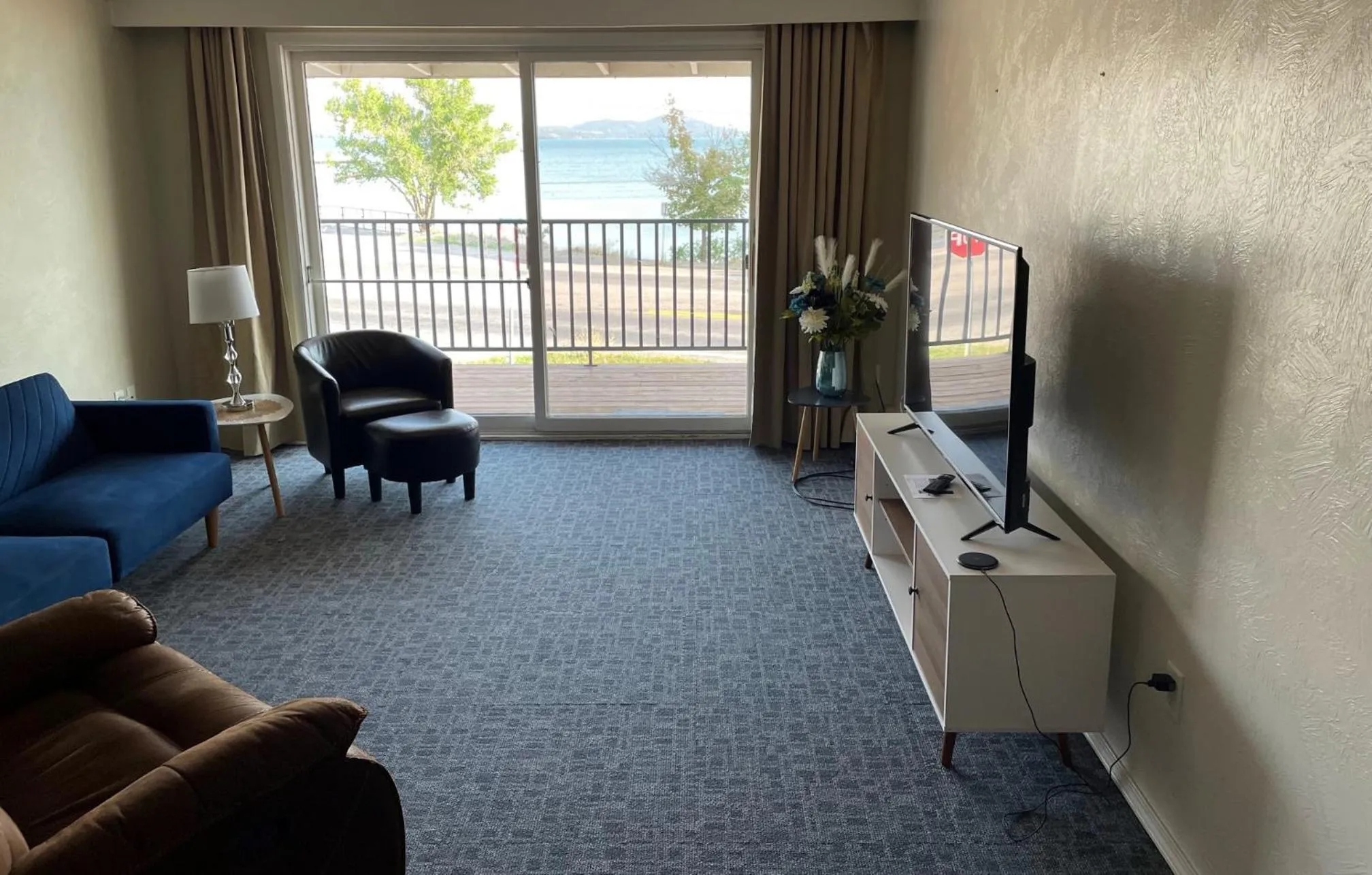 TV and multimedia in Americas Best Value Inn Polson