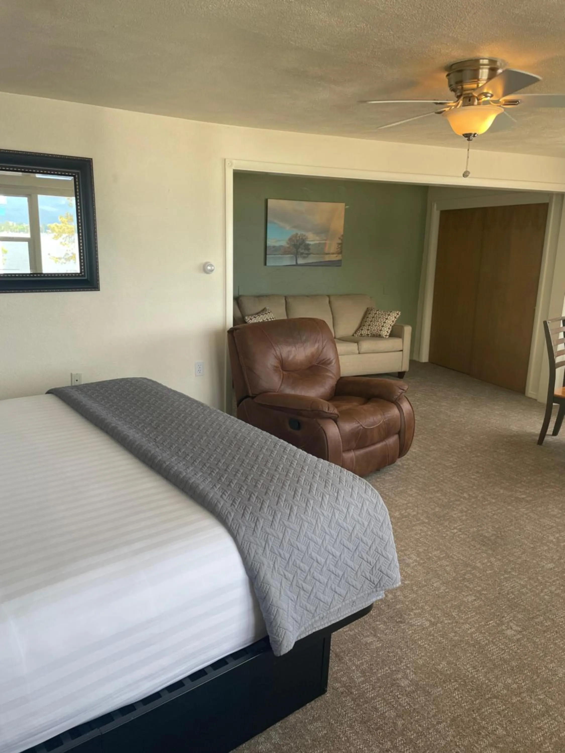 Bed in Americas Best Value Inn Polson