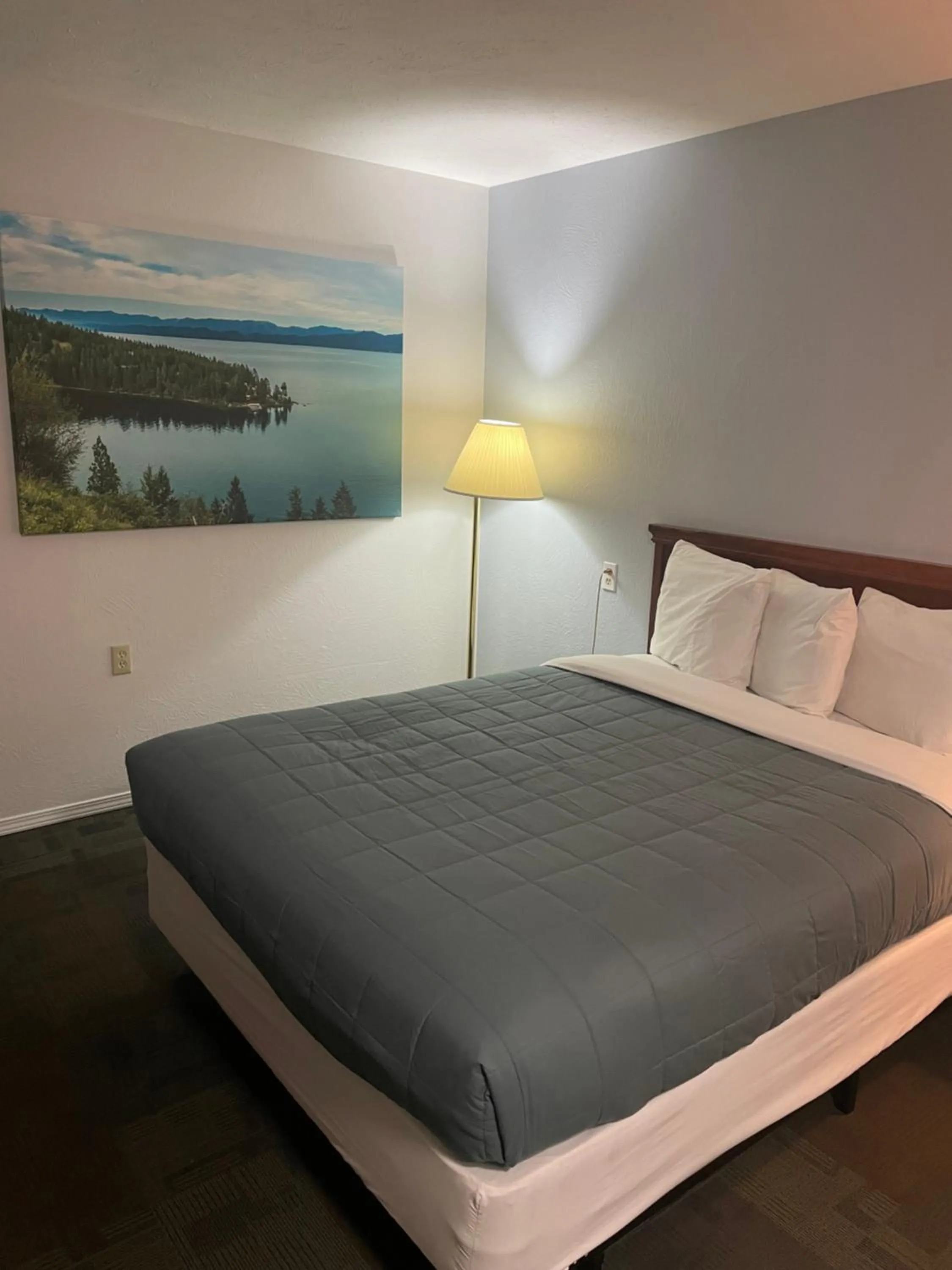 Bed in Americas Best Value Inn Polson